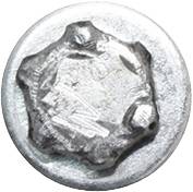 Eine runde, flache Metallfläche mit einer zentralen, erhebenden Struktur und leichten Kratzspuren. Sieht industriell bearbeitet aus.