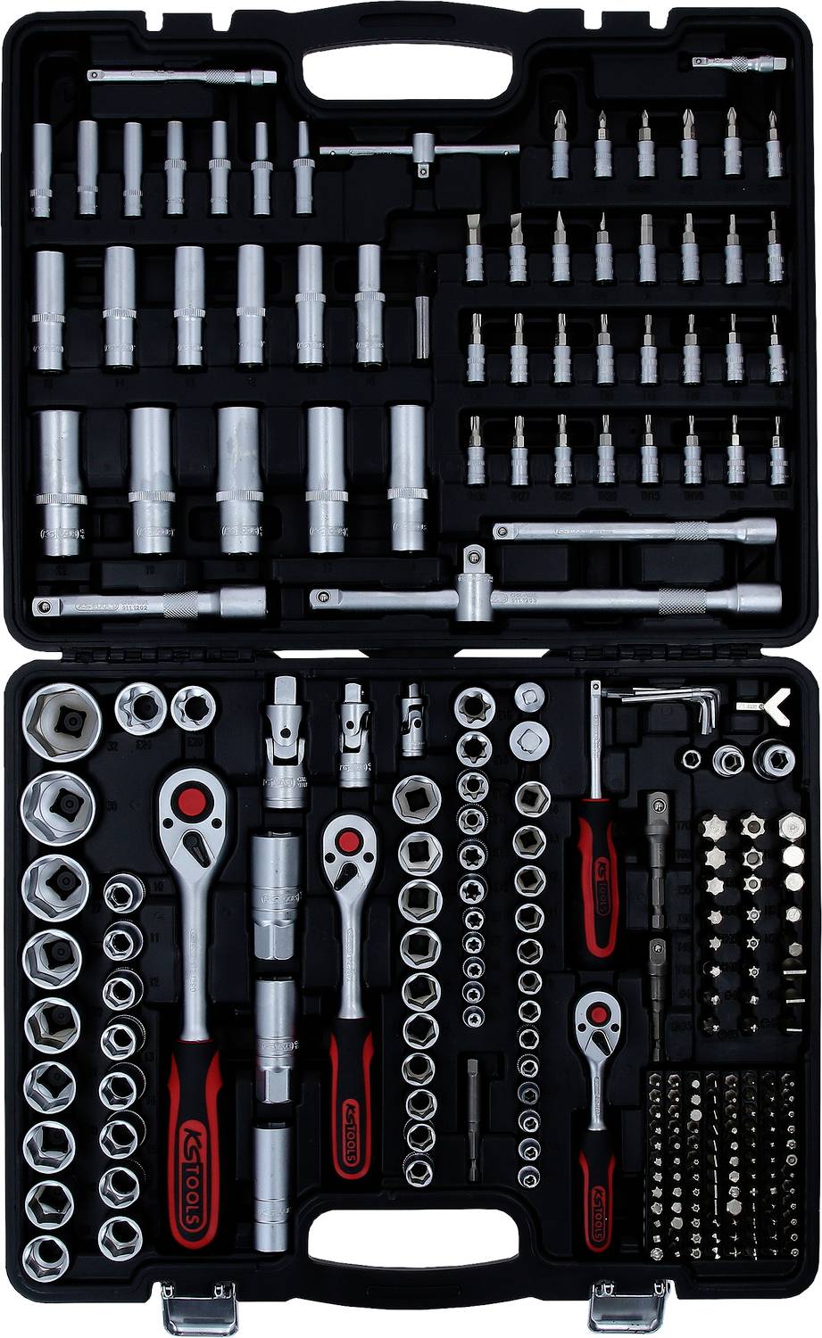 Ein Werkzeugkoffer mit verschiedenen Metallwerkzeugen, darunter Schraubenschlüssel, Aufsätze und Bits, organisiert in einem Kunststoffkoffer.
