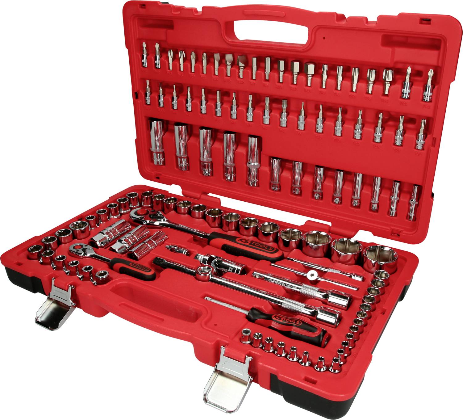 Ein offener roter Werkzeugkoffer mit einer Vielzahl von Steckschlüsseln, Bits und Knarren, geordnet in Fächern für mechanische Arbeiten.