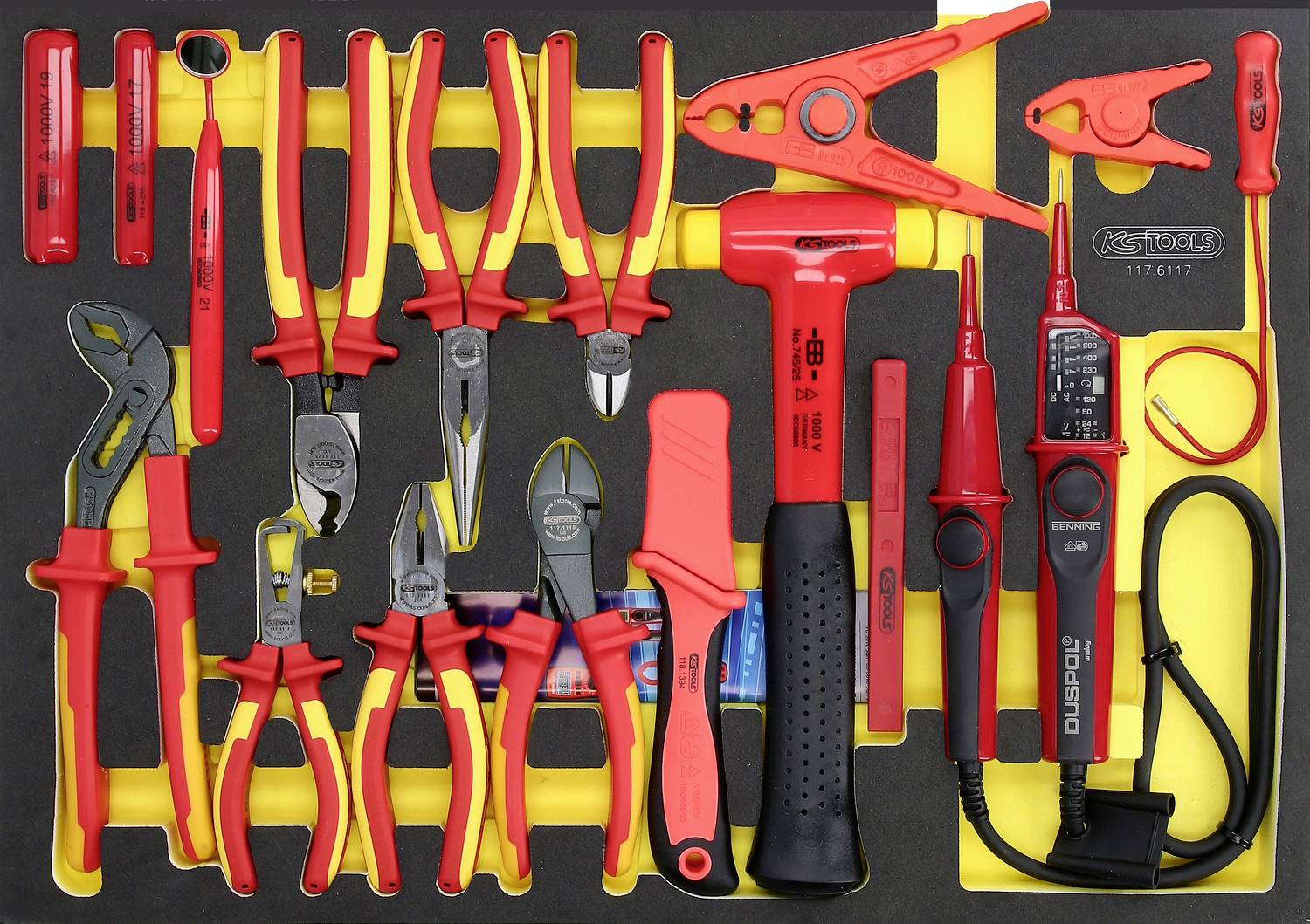 Ein Set von isolierten Handwerkzeugen in einer gelben und schwarzen Schaumstoffhalterung. Enthält Zangen, Schraubendreher und Spannungsprüfer.