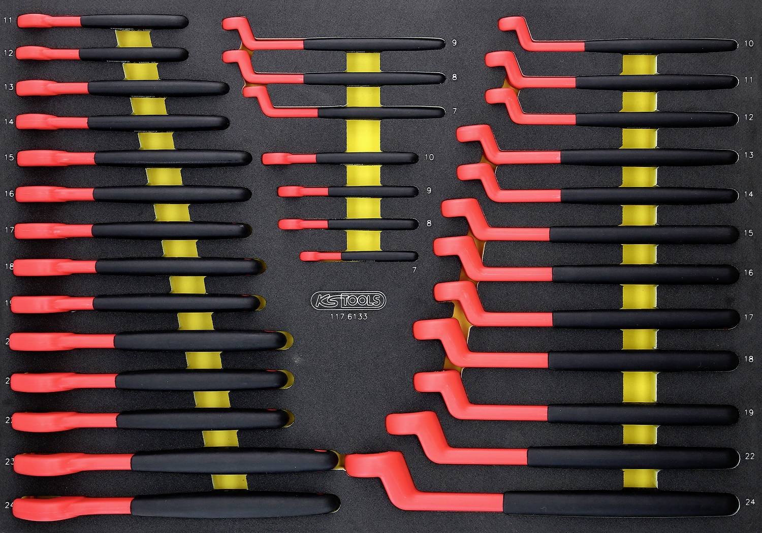 Ein Set von L-förmigen Sechskantschlüsseln in verschiedenen Größen ist ordentlich in einem Koffer angeordnet. Sie sind schwarz und rot markiert.