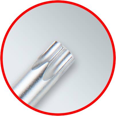 Eine Nahaufnahme eines metallischen Schneidwerkzeugs mit scharfer Spitze, umgeben von einem roten Kreis auf einem grauen Hintergrund.