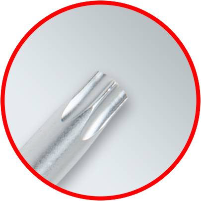 Silberfarbene Metallspitze eines Werkzeugs oder Bauteils vor grauem Hintergrund, umgeben von einem roten Kreis.