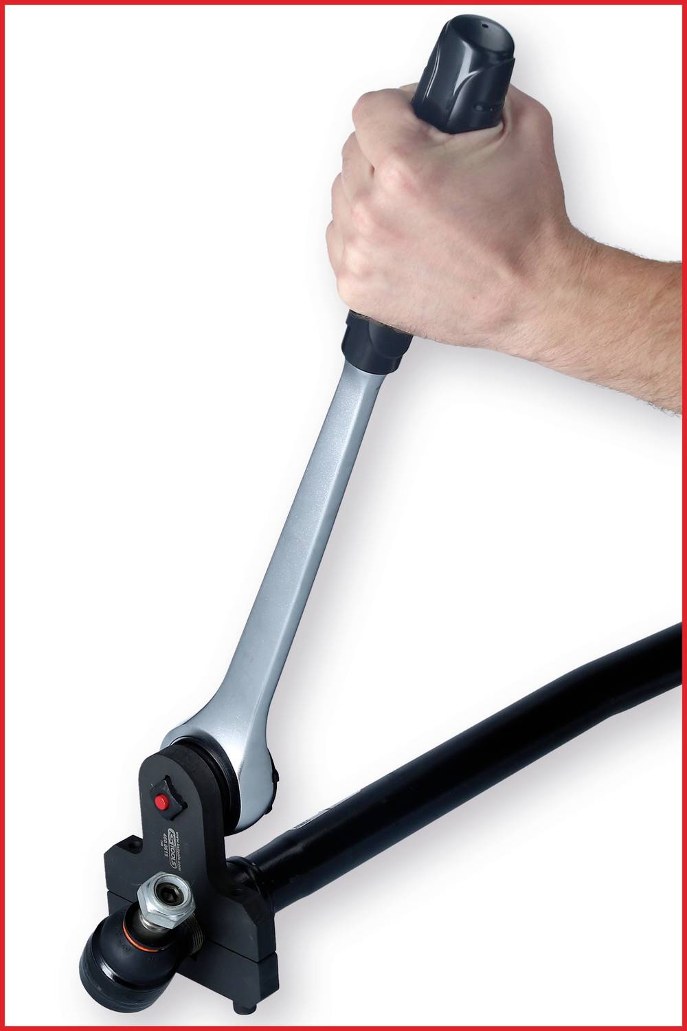 Hand hält ein mechanisches Werkzeug mit Hebel, vermutlich ein hydraulischer Schraubenschneider.