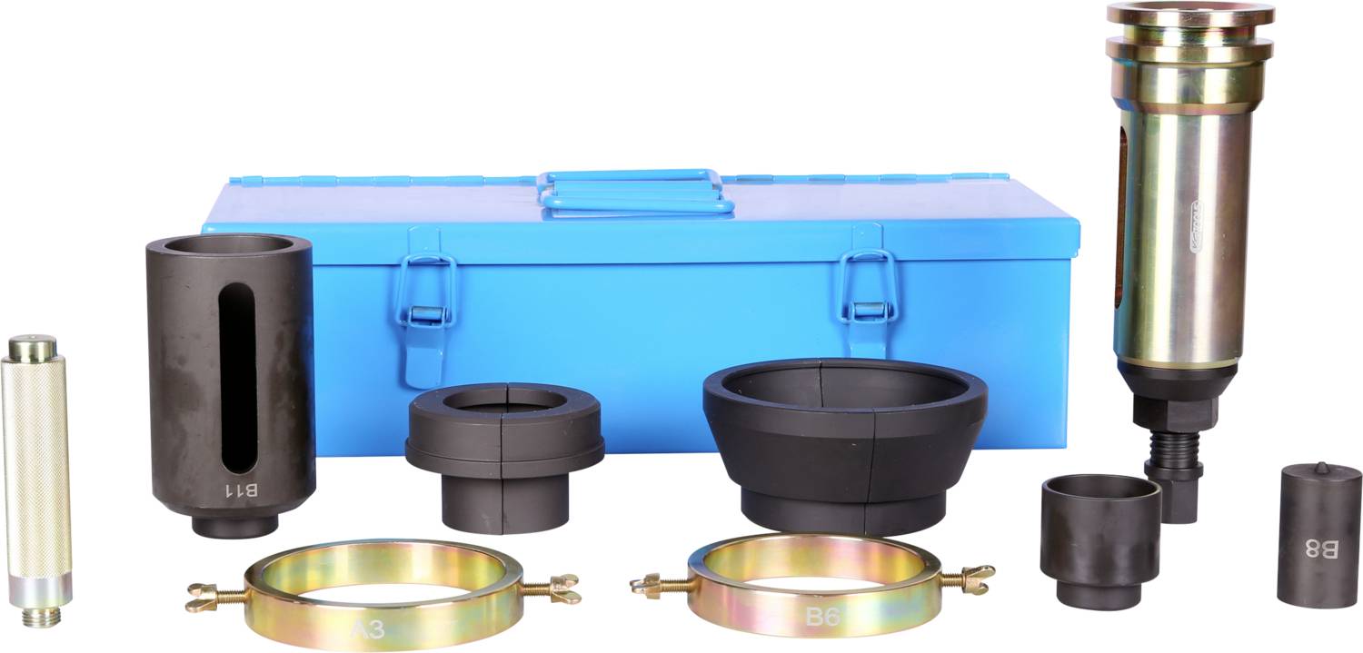 Ein Set von neun Metallwerkzeugen vor einer blauen Werkzeugkiste. Die Werkzeuge scheinen zum Entfernen oder Installieren von Fahrzeugteilen geeignet zu sein.