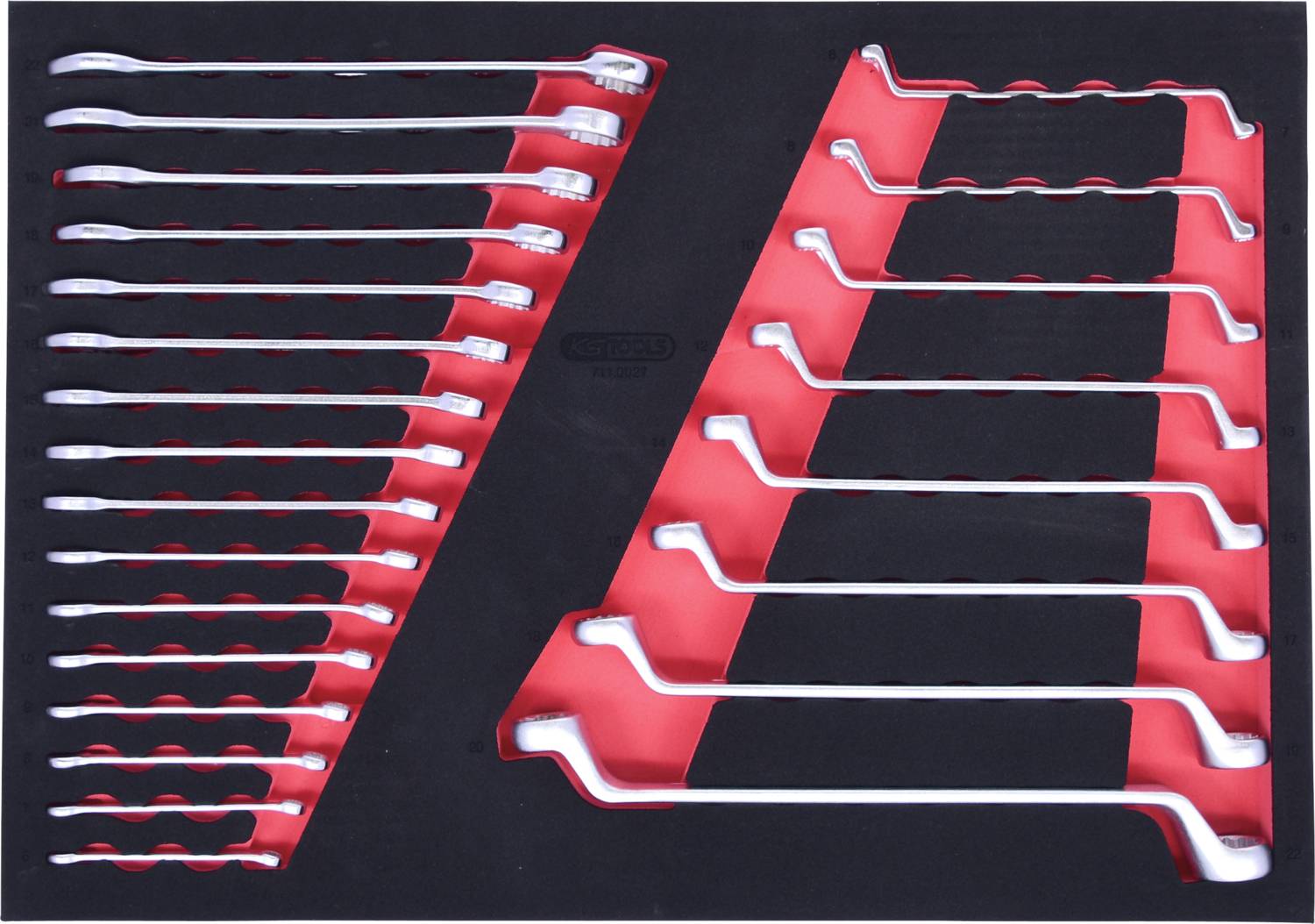 Eine Werkzeugschublade zeigt eine geordnete Sammlung von silbernen Ringschlüsseln, die auf einem roten und schwarzen Einsatz liegen.