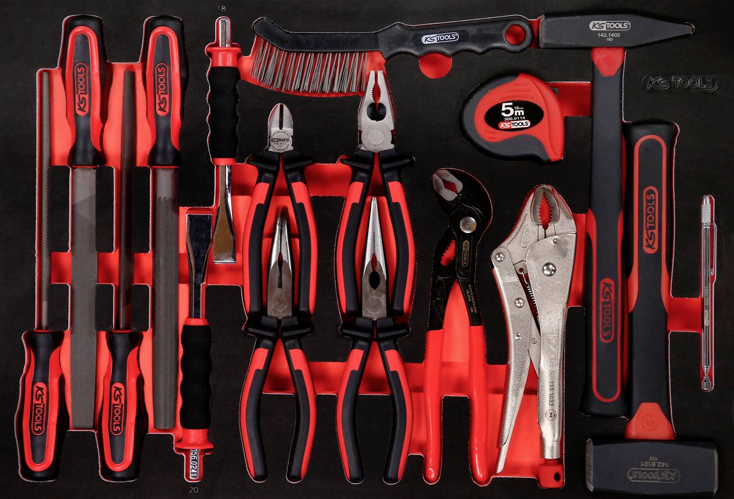 Werkzeugkasten mit diversen Handwerkzeugen: Feilen, Schraubendreher, Zangen, Messer, Maßband und Schraubenschlüssel in einer Halterung.