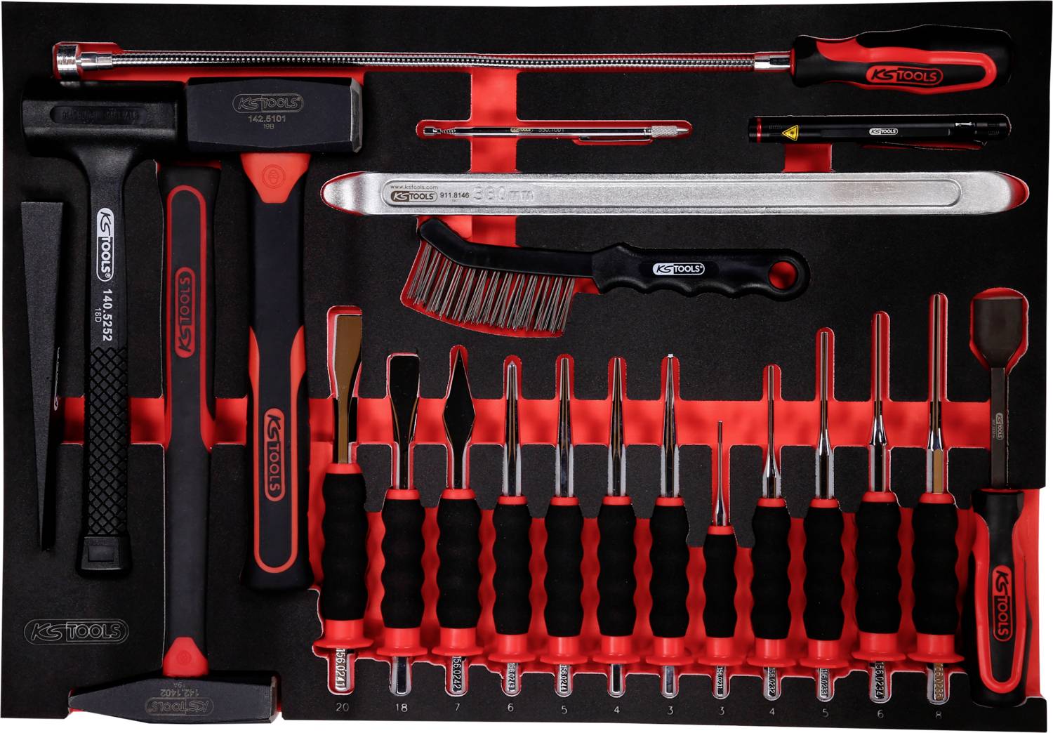 Ein Werkzeugsatz in einer Schaumstoffeinlage, bestehend aus verschiedenen Handwerkzeugen wie Hammer, Schraubendreher und Zange.