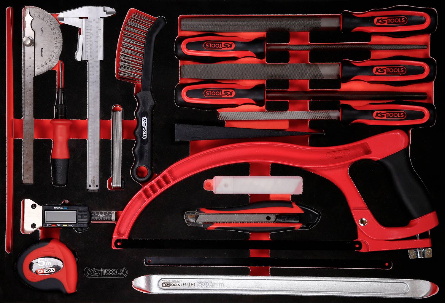 Werkzeugkasten mit rotem Schraubendreher, Säge, Maßband, Zange, Schraubenschlüssel, Cutter und Feilen.