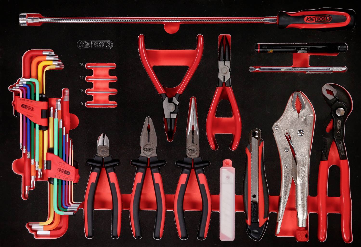 Ein Set von Handwerkzeugen, das Zangen, Schraubendreher, Innensechskantschlüssel und andere Werkzeuge in einer roten und schwarzen Halterung umfasst.