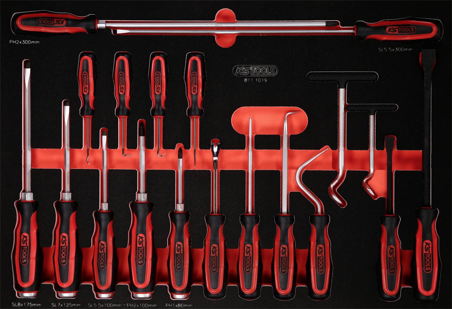 Ein geöffneter Werkzeugsatz mit verschiedenen Schraubendrehern in rot-schwarzer Ausführung, ordentlich in einer Schaumstoffeinlage angeordnet.