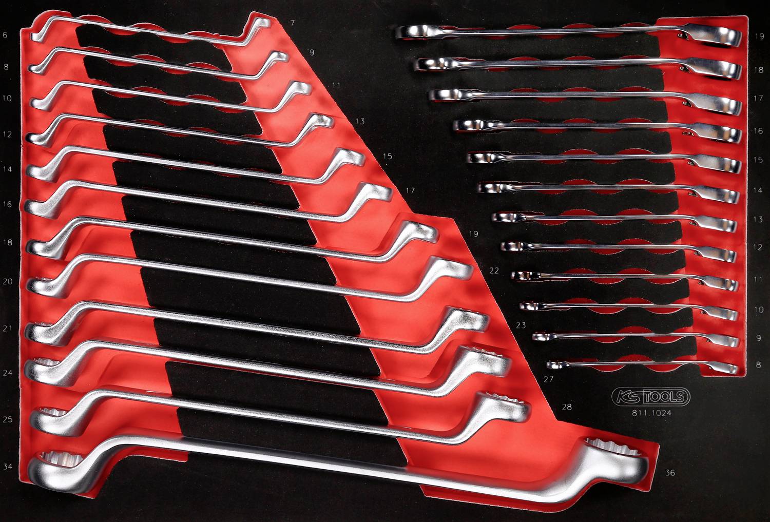 Satz von 16 gekröpften Ringschlüsseln, in schwarzer und roter Halterung angeordnet; Werkzeuge in unterschiedlichen Größen.