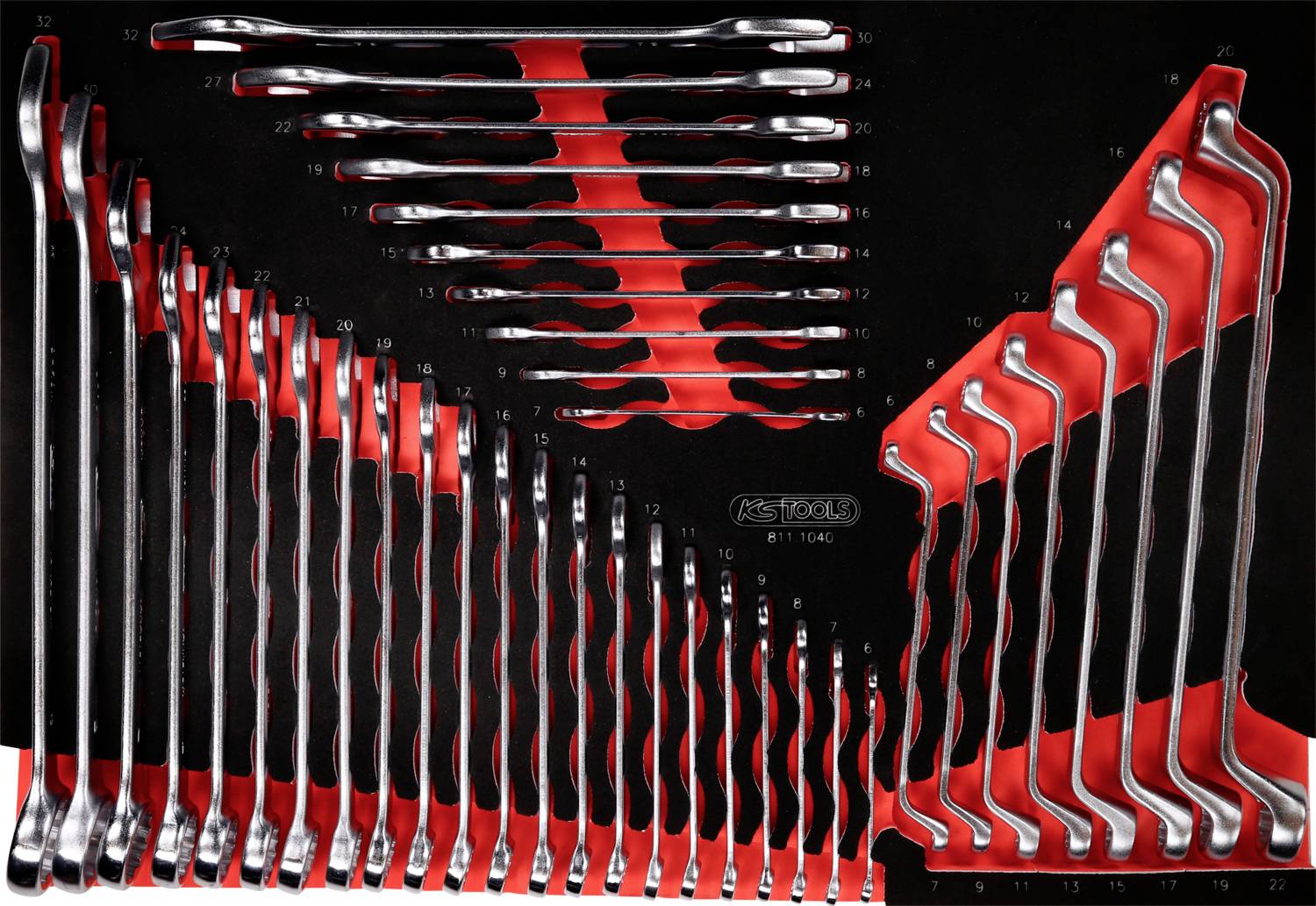 Ein Satz von 32 Schraubenschlüsseln in einer geordneten Anordnung in einem rot-schwarzen Koffer; die Größen sind aufgereiht.