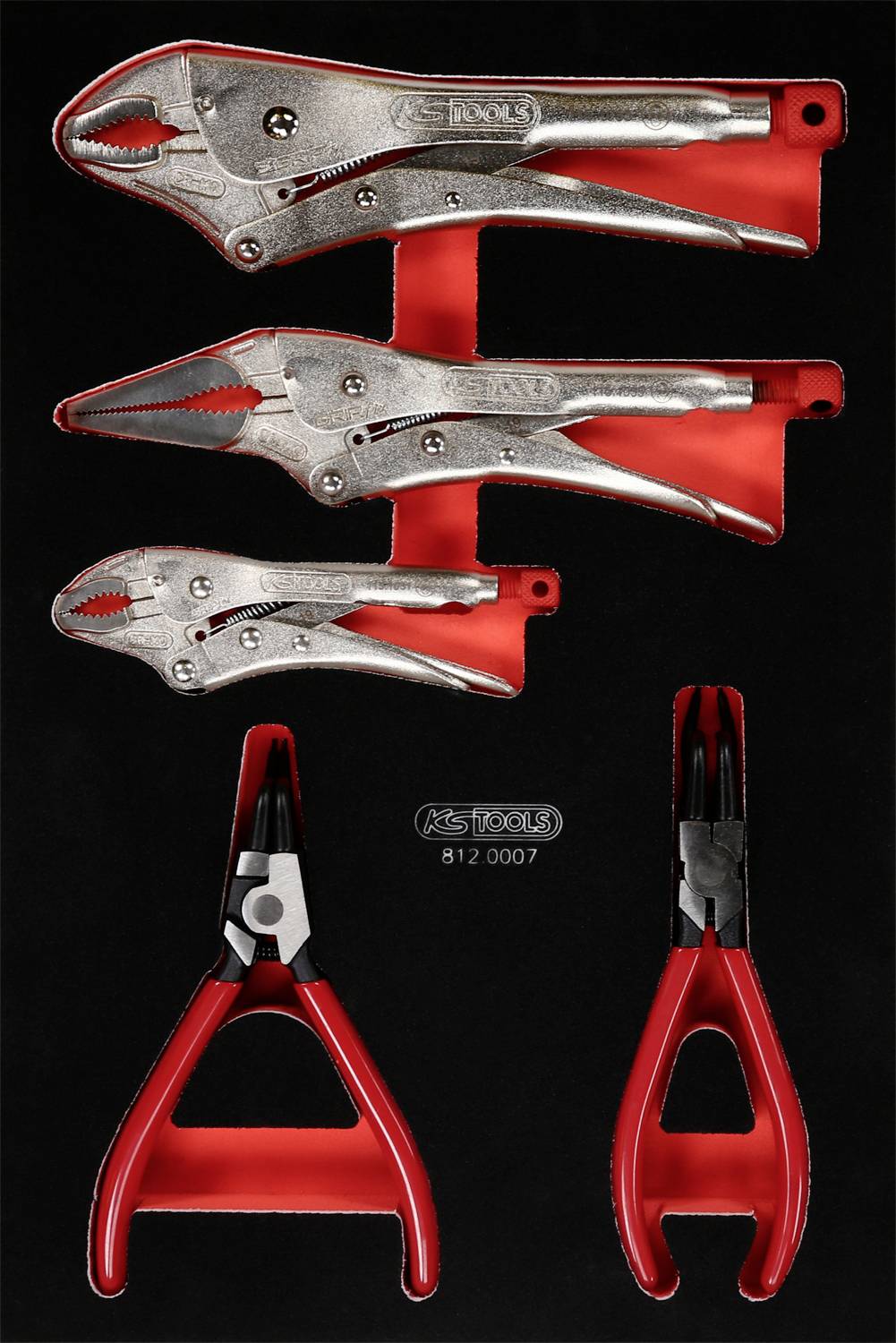 Werkzeugset auf schwarzem Hintergrund: drei silberne Griffzangen und zwei rote Zangen, nebeneinander angeordnet.