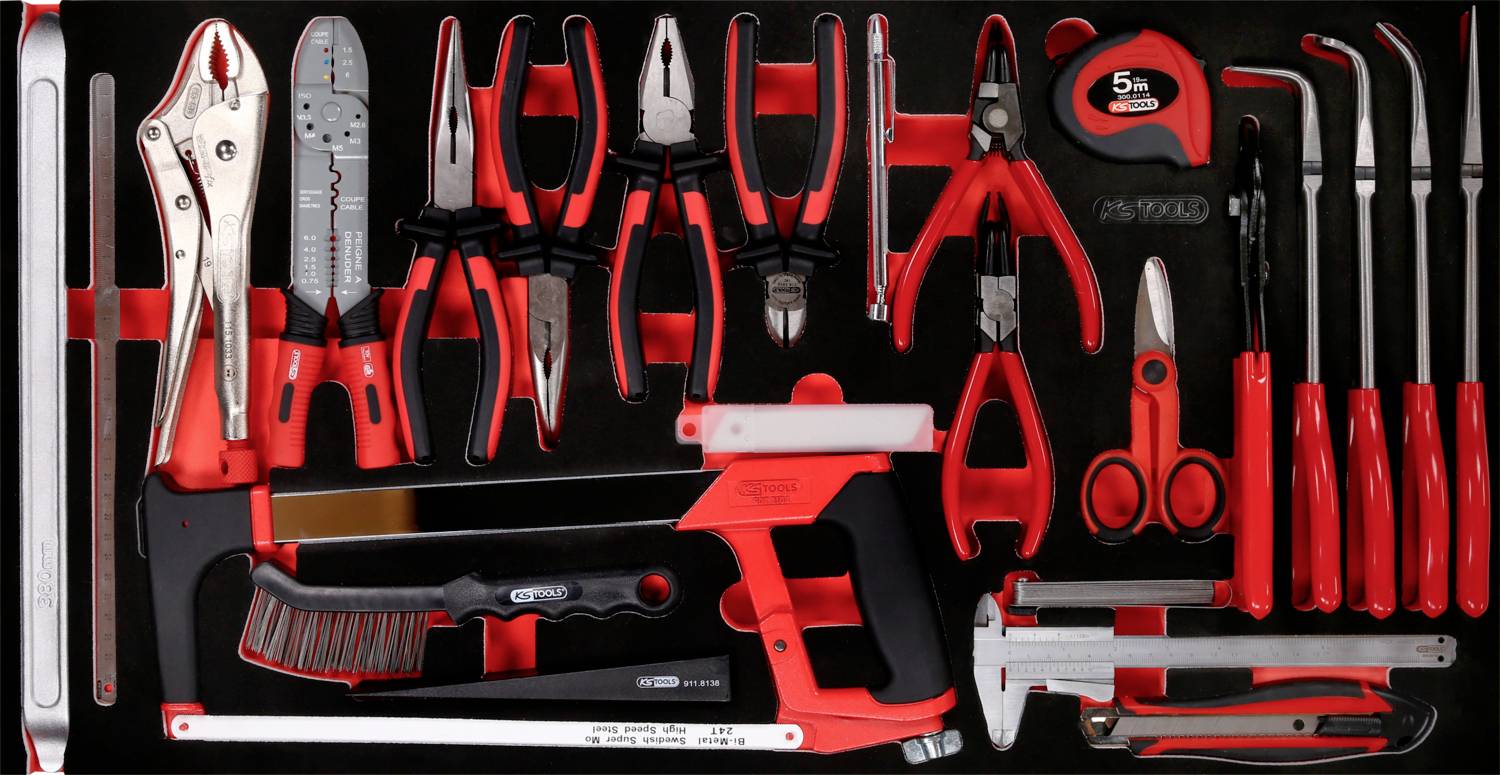 Werkzeugkoffer mit verschiedenen Handwerkzeugen, darunter Zangen, Schraubendreher, Säge, Maßband und Inbusschlüssel, ordentlich angeordnet.