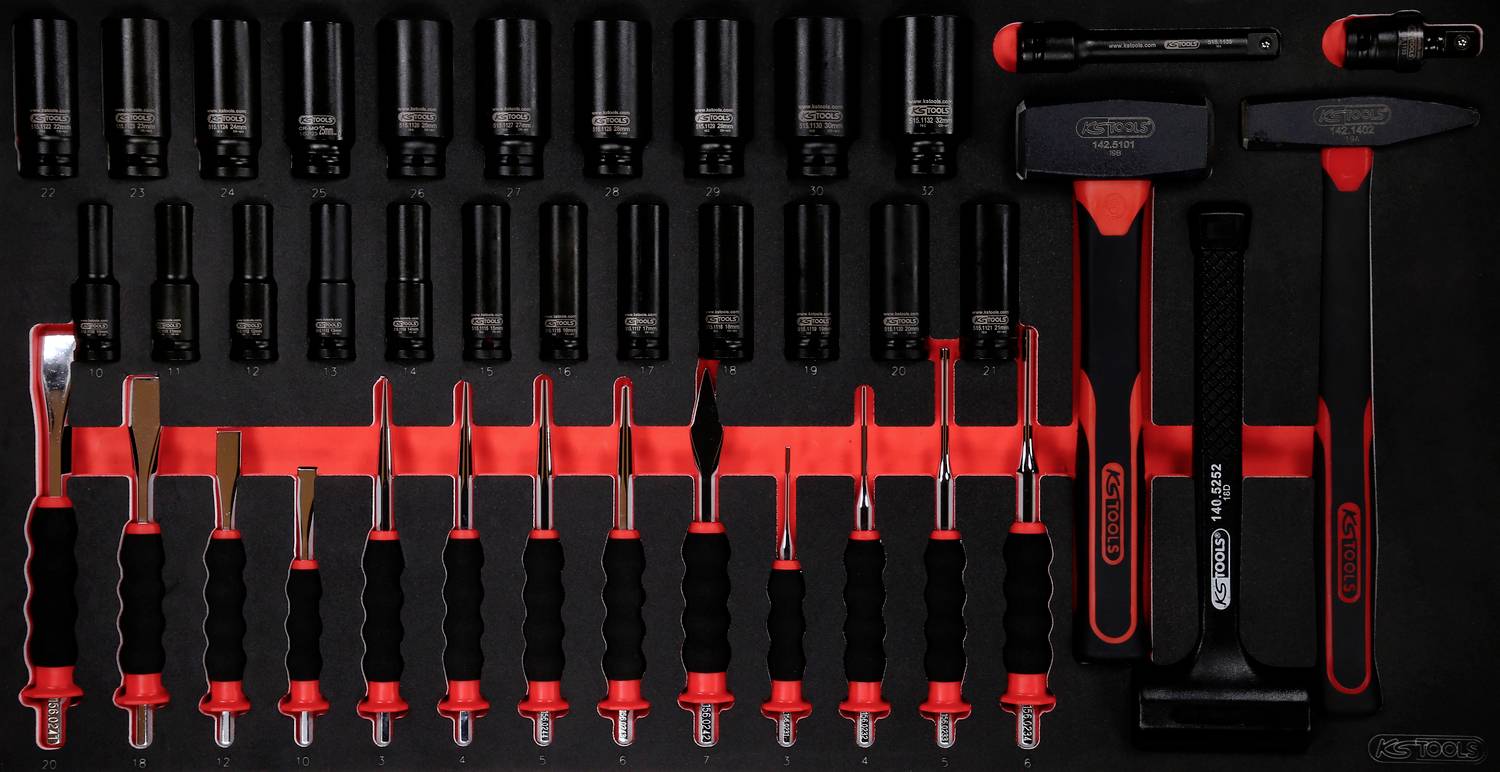 Ein Set aus schwarz-roten Werkzeugen, darunter Hämmer, Schraubenzieher und Steckschlüssel, ordentlich aufgereiht auf einer schwarzen Oberfläche.