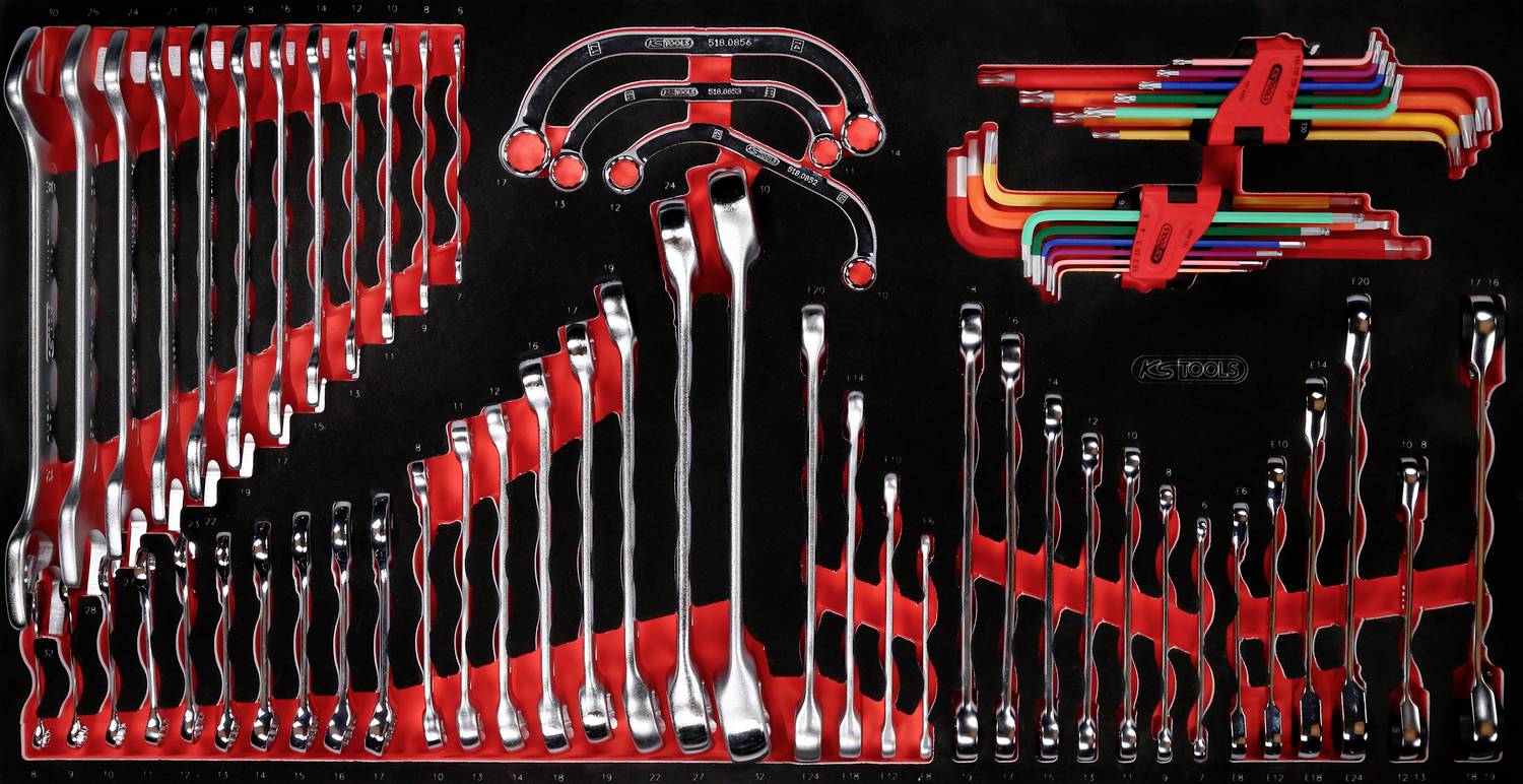 Verschiedene Schraubenschlüssel und Werkzeuge, ordentlich in einem schwarzen Schaumstoffeinsatz platziert, mit roten Markierungen.