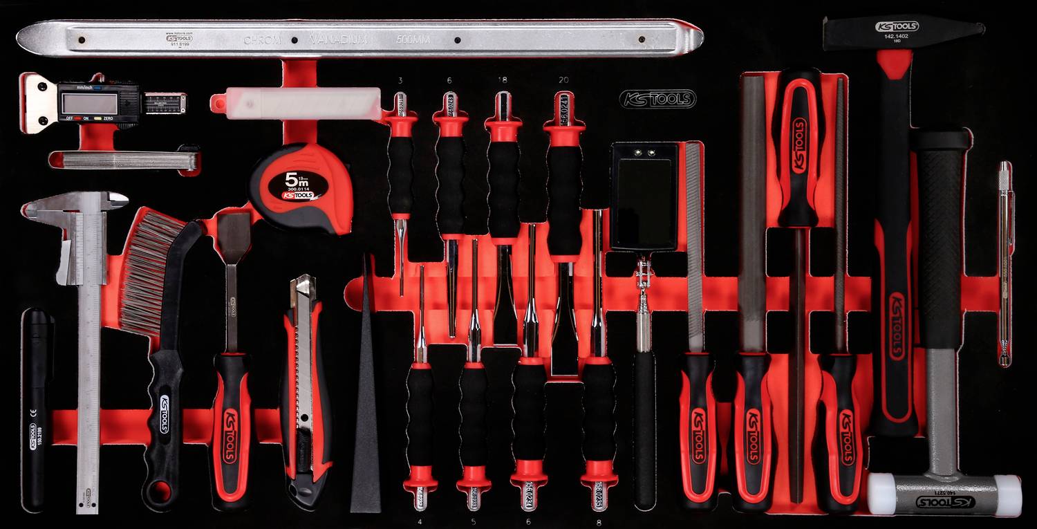 Verschiedene schwarze und rote Handwerkzeuge wie Schraubendreher, Hammer und Maßband sind geordnet auf einem schwarzen Hintergrund angeordnet.