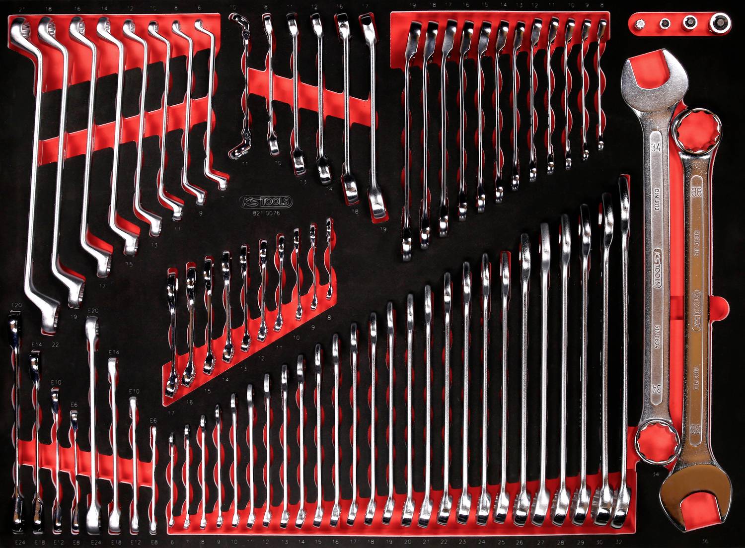 Ein Set von Schraubenschlüsseln in verschiedenen Größen, sauber sortiert in einem schwarzen Kasten mit roter Einlage.