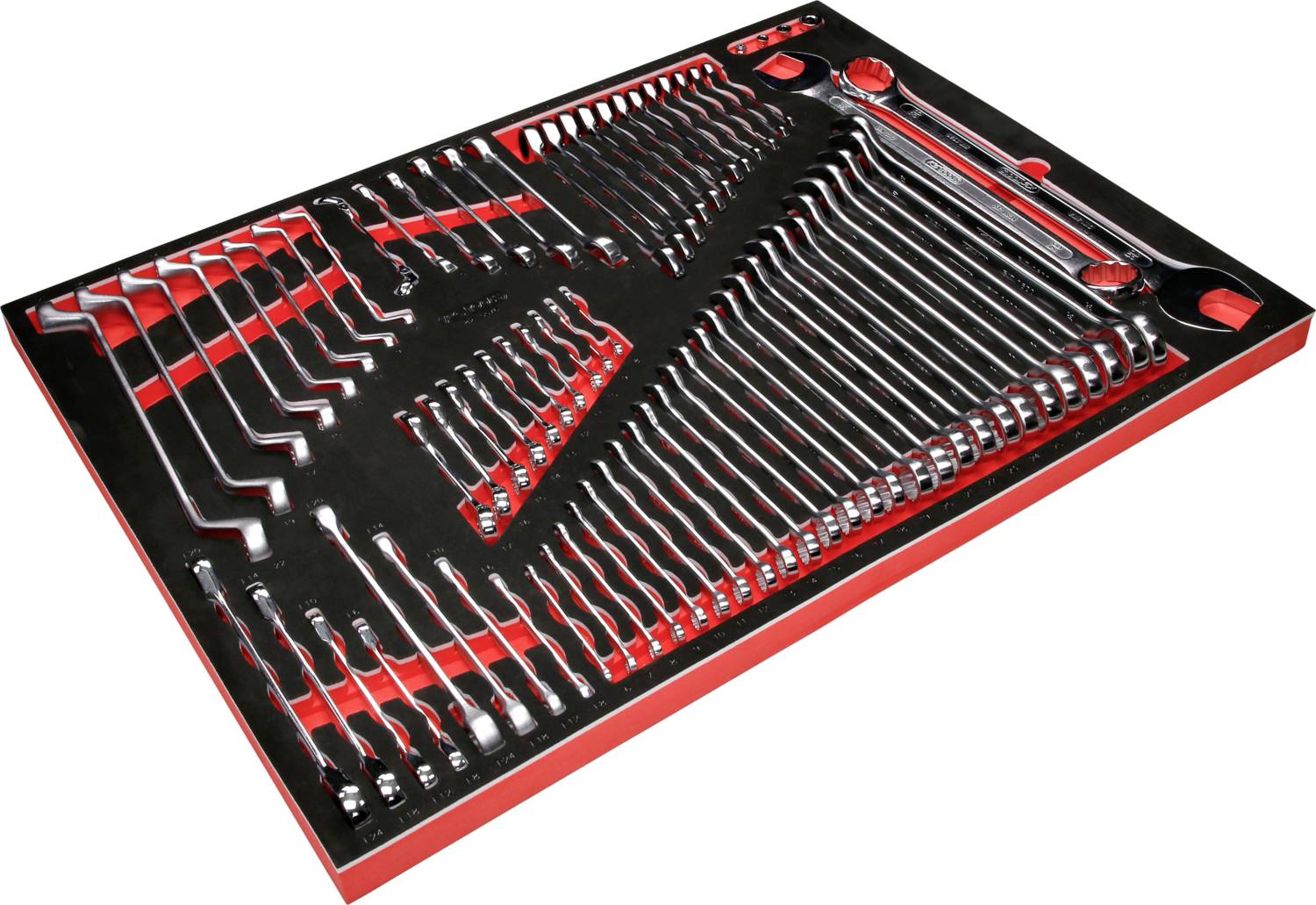 Satz von Schraubenschlüsseln in verschiedenen Größen, ordentlich in einer roten und schwarzen Schaumstoffbox angeordnet.