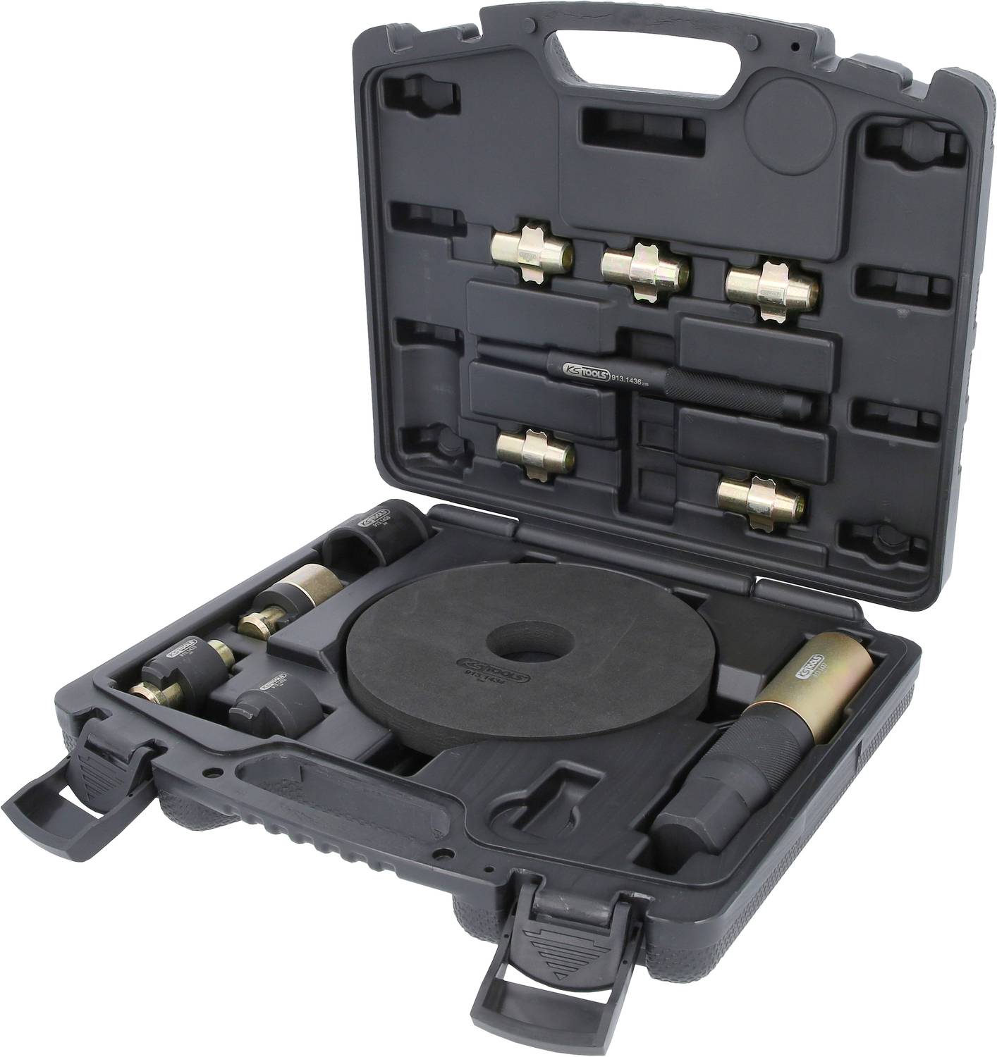 Ein offener Koffer mit verschiedenen mechanischen Werkzeugen, darunter Adapter und eine runde Scheibe, ausgelegt für Montagearbeiten.