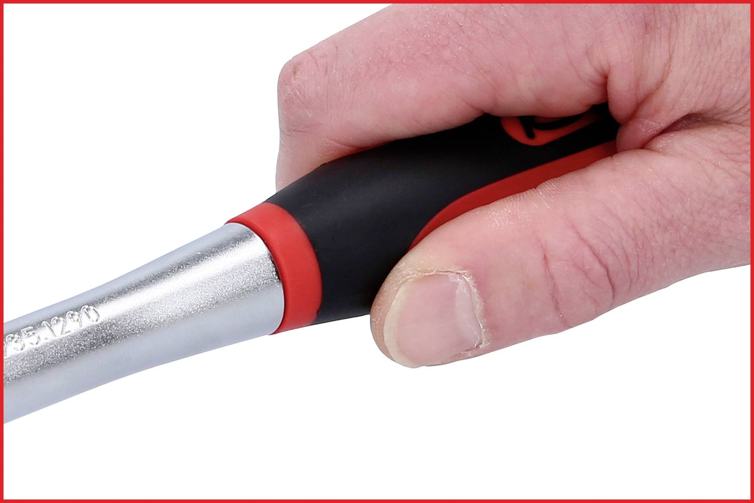 Hand hält einen Schraubenschlüssel; Fokus liegt auf ergonomischem Griff und robustem Metallteil. Hintergrund ist neutral.
