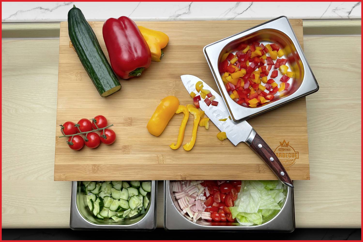 Auf einem Schneidebrett liegen geschnittene gelbe und rote Paprika, Tomaten, eine Gurke und Salat. Ein Messer und Schüssel sind ebenfalls sichtbar.