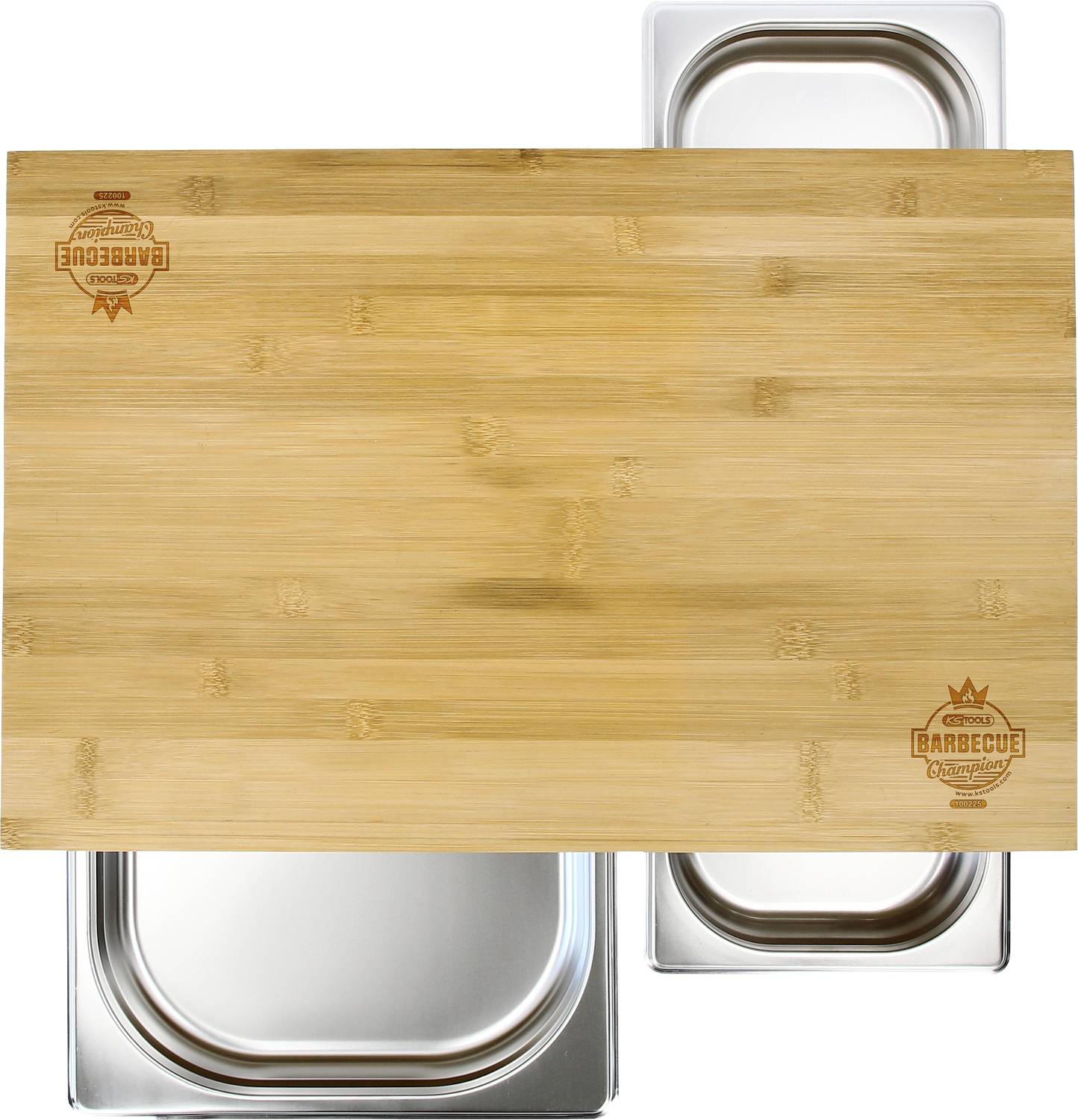 Holzschneidebrett mit graviertem 'BBQ'-Motiv, darauf zwei Edelstahlbehälter sichtbar. Eignet sich zum Grillen und Vorbereiten von Speisen.