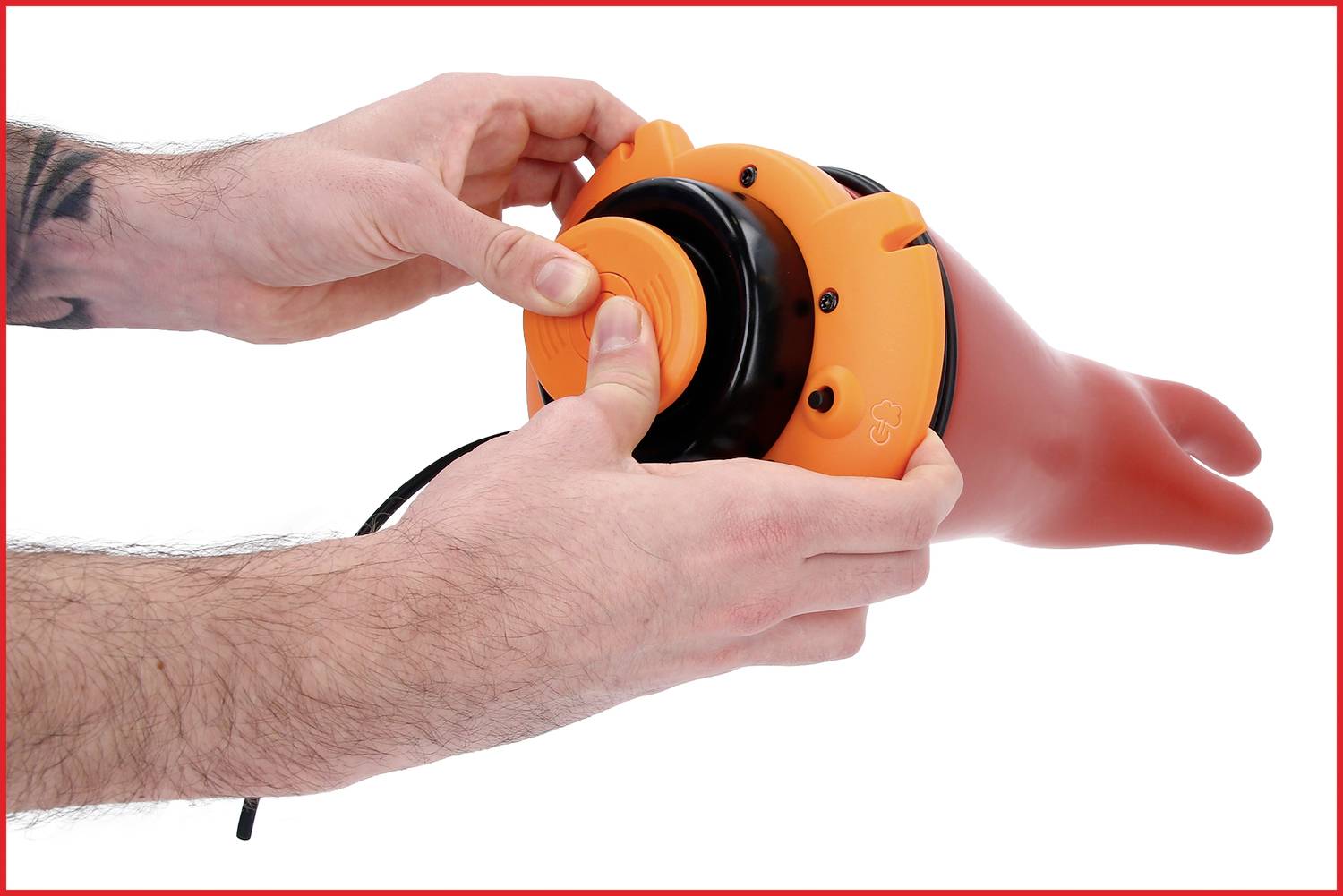 Zwei Hände halten ein orange-schwarzes Unterwassergerät. Es wird mit einem Knopf bedient, möglicherweise zur Steuerung des Geräts.