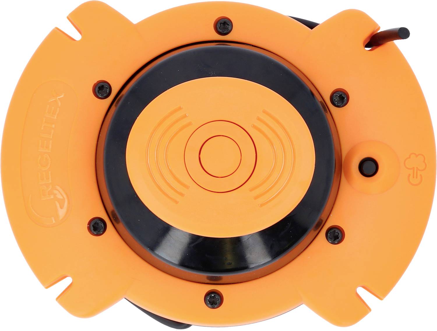 Orangefarbene Kabeltrommel mit schwarzem zentralem Bereich und Steckplatz für Kabelanschluss, wahrscheinlich für den Außeneinsatz.