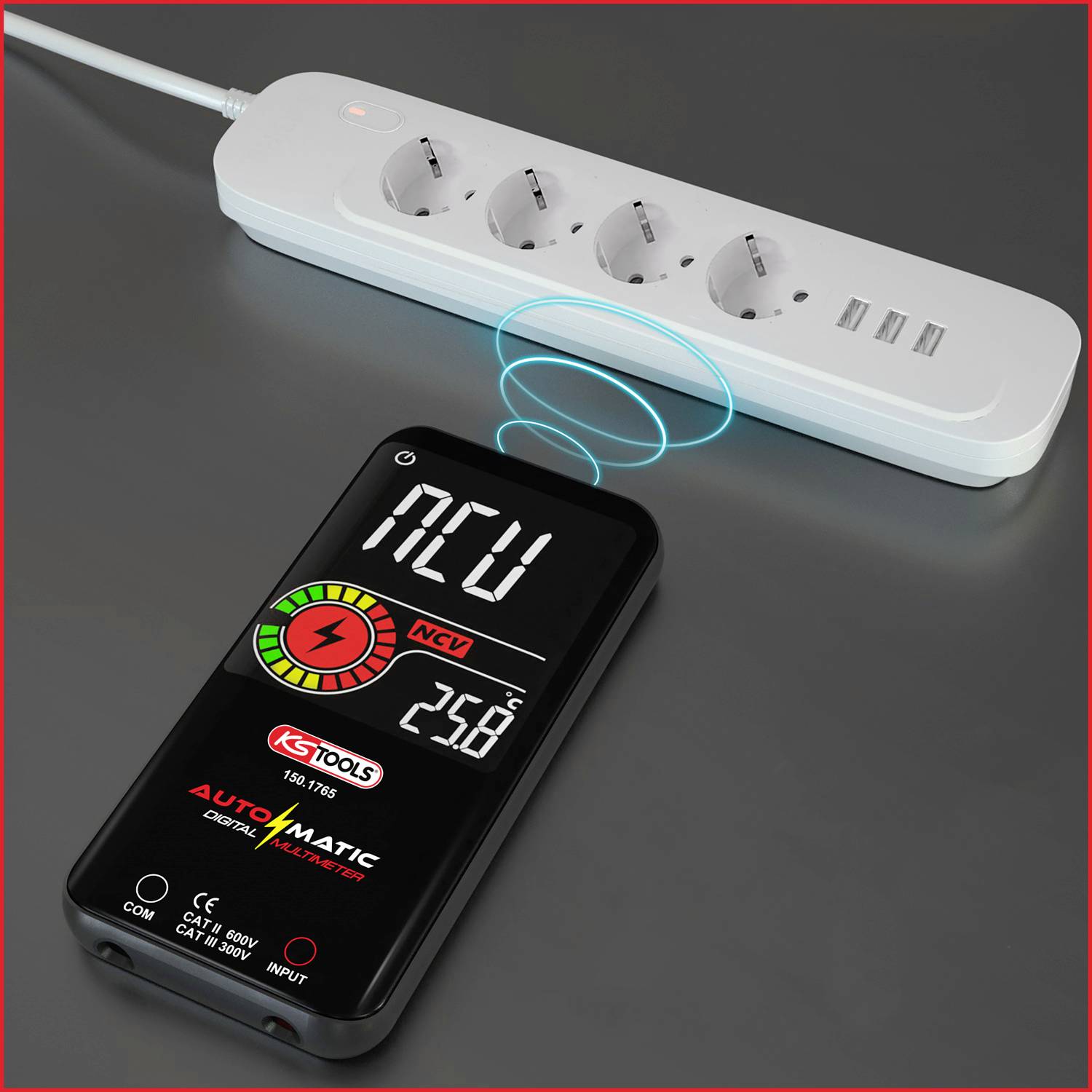 Ein Spannungsprüfer zeigt die Messung von 258 V an und erkennt Spannung an einer benachbarten Steckdosenleiste mit drei USB-Anschlüssen.