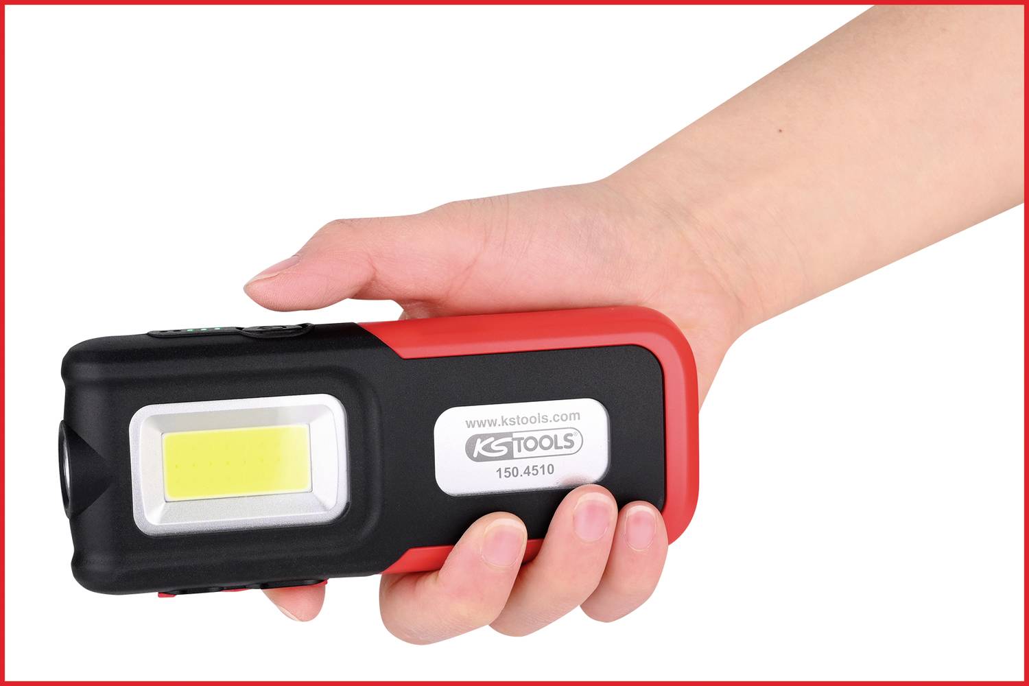 Hand hält eine rote und schwarze Taschenlampe von 'KS TOOLS', Modellnummer 150.4510. Die Lampe hat ein helles, rechteckiges Licht.