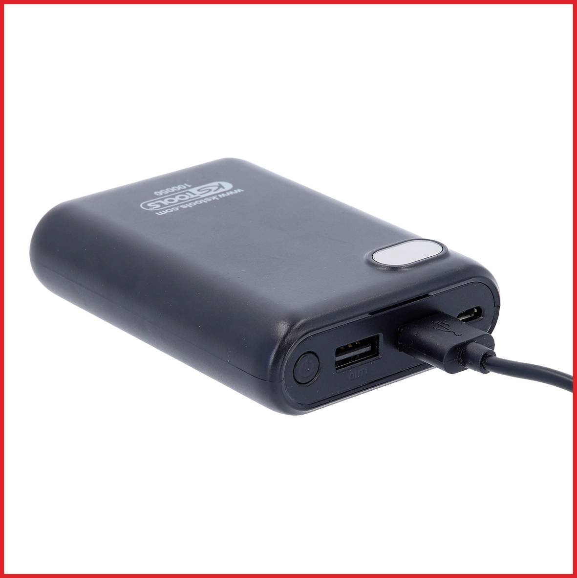 Schwarze Powerbank mit USB-Kabel verbunden, liegend auf weißem Hintergrund, zeigt die Aufladefunktion für mobile Geräte.