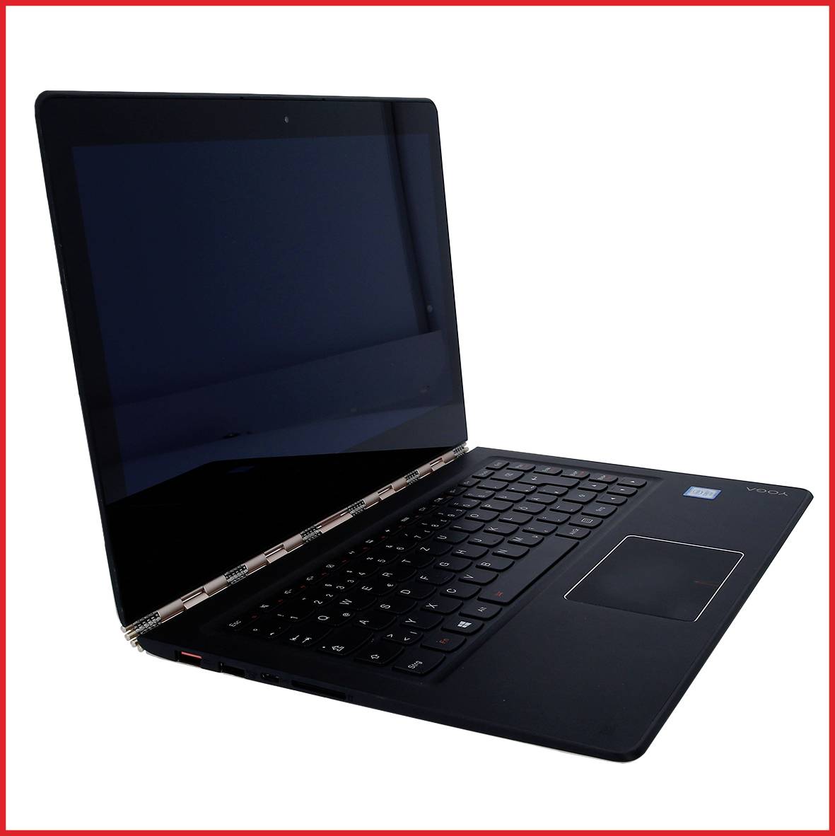 Ein schwarzer Laptop mit aufgeklapptem Bildschirm ist leicht nach links gedreht. Tastatur und Touchpad sind sichtbar.