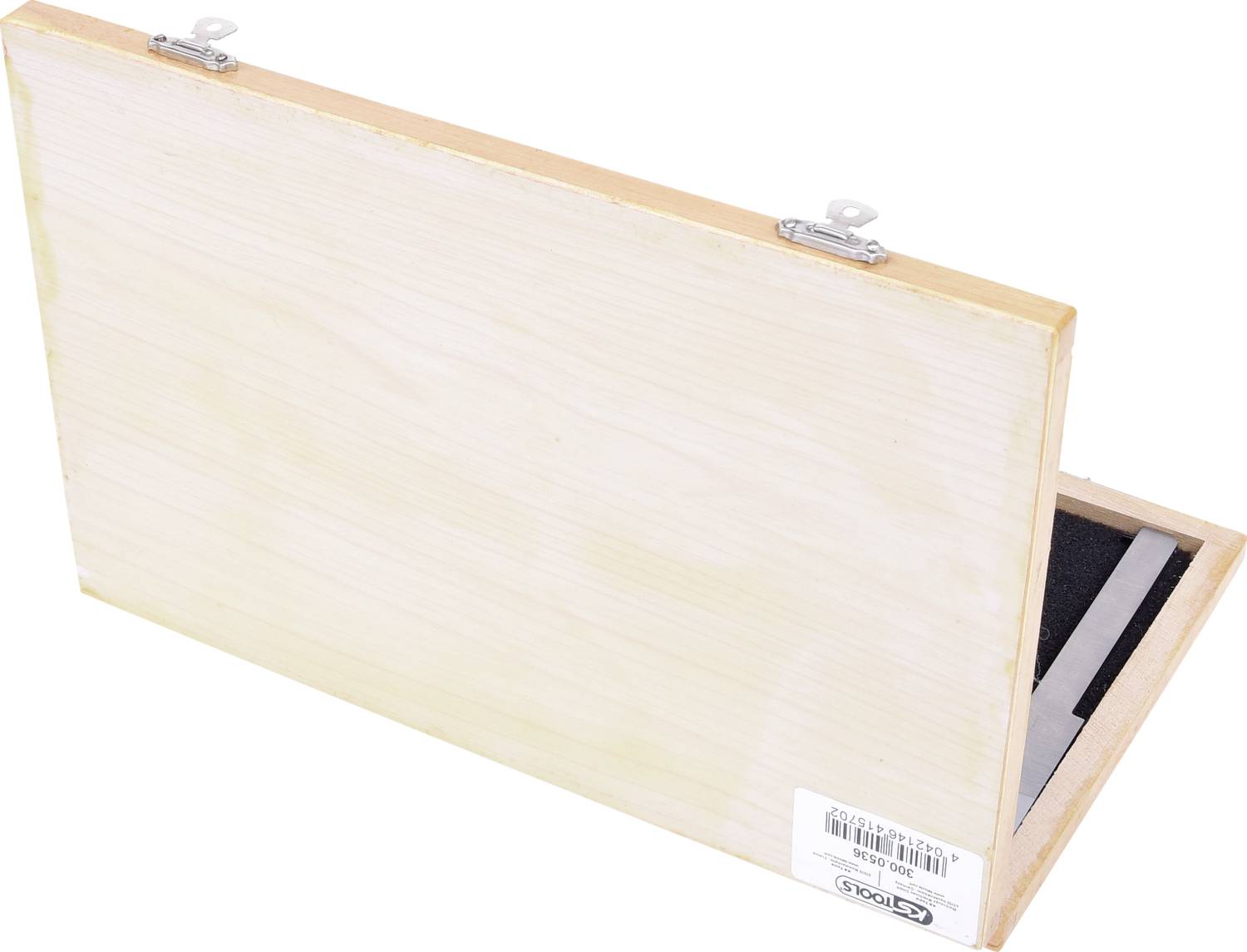 Holzkiste mit Aufklappdeckel und Scharnieren, etikettiert mit Barcode. Zweck unklar, möglicherweise als Aufbewahrungsbox verwendet.