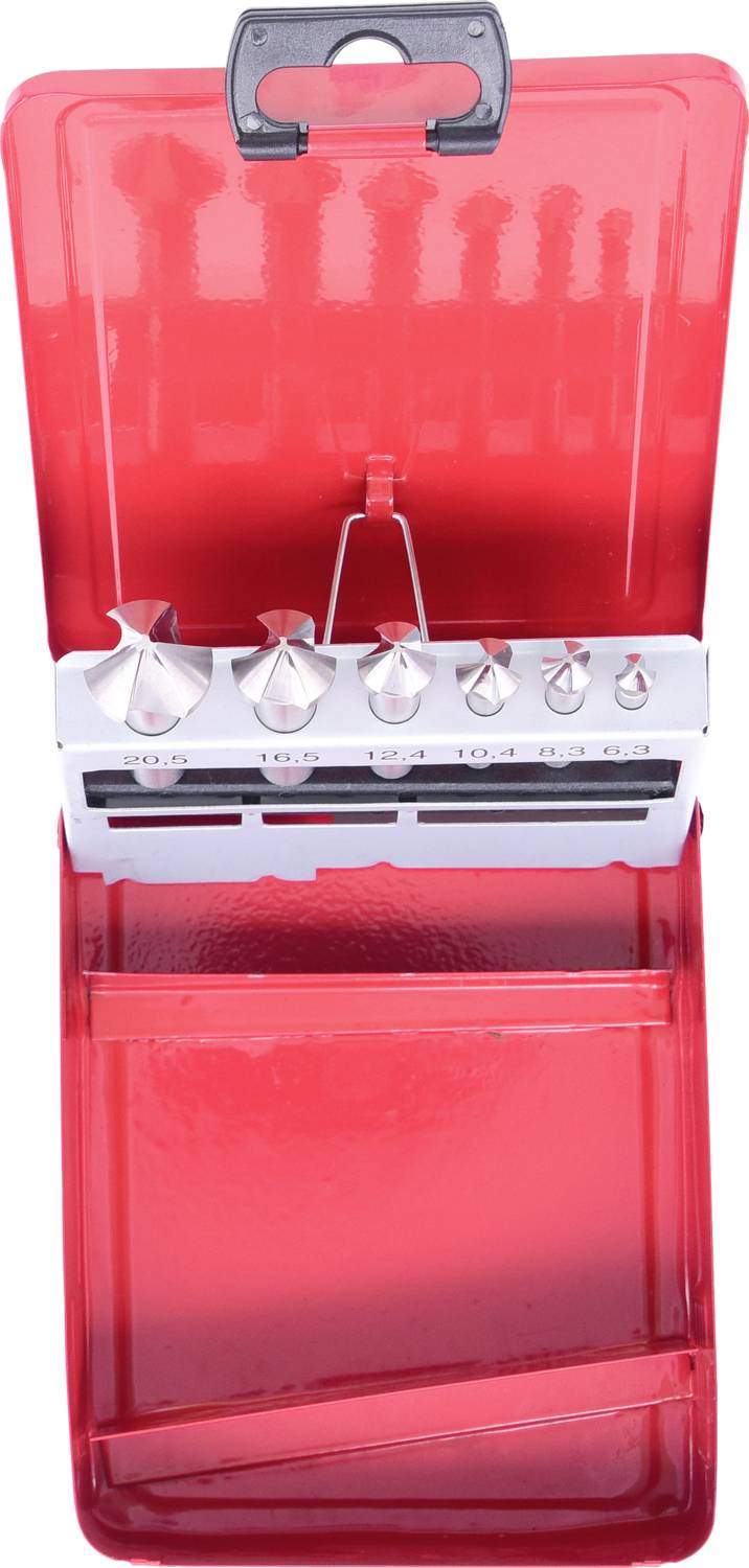 Roter Koffer mit Stufenbohrer-Set, fünf Bohrer in verschiedenen Größen, aufrecht gezeigt. Koffer geöffnet mit Halterung.