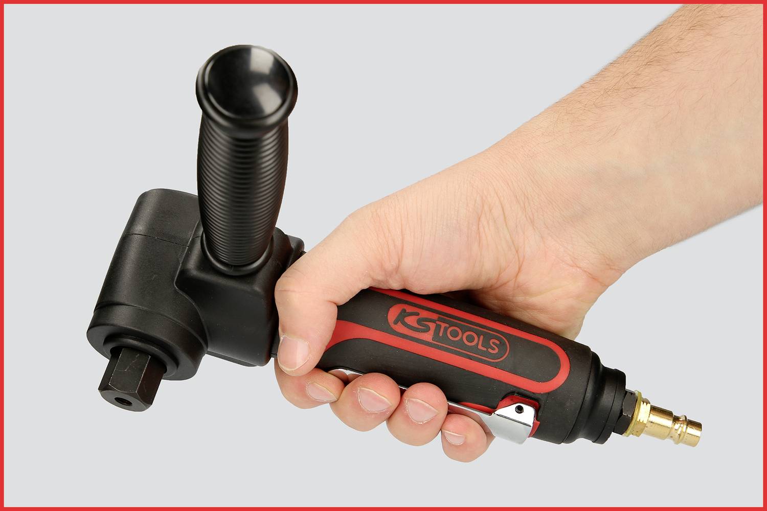 Eine Hand hält einen pneumatischen Druckluftwinkel-Schlagschrauber von KS Tools mit ergonomischem Griff und schwarzem Gehäuse.