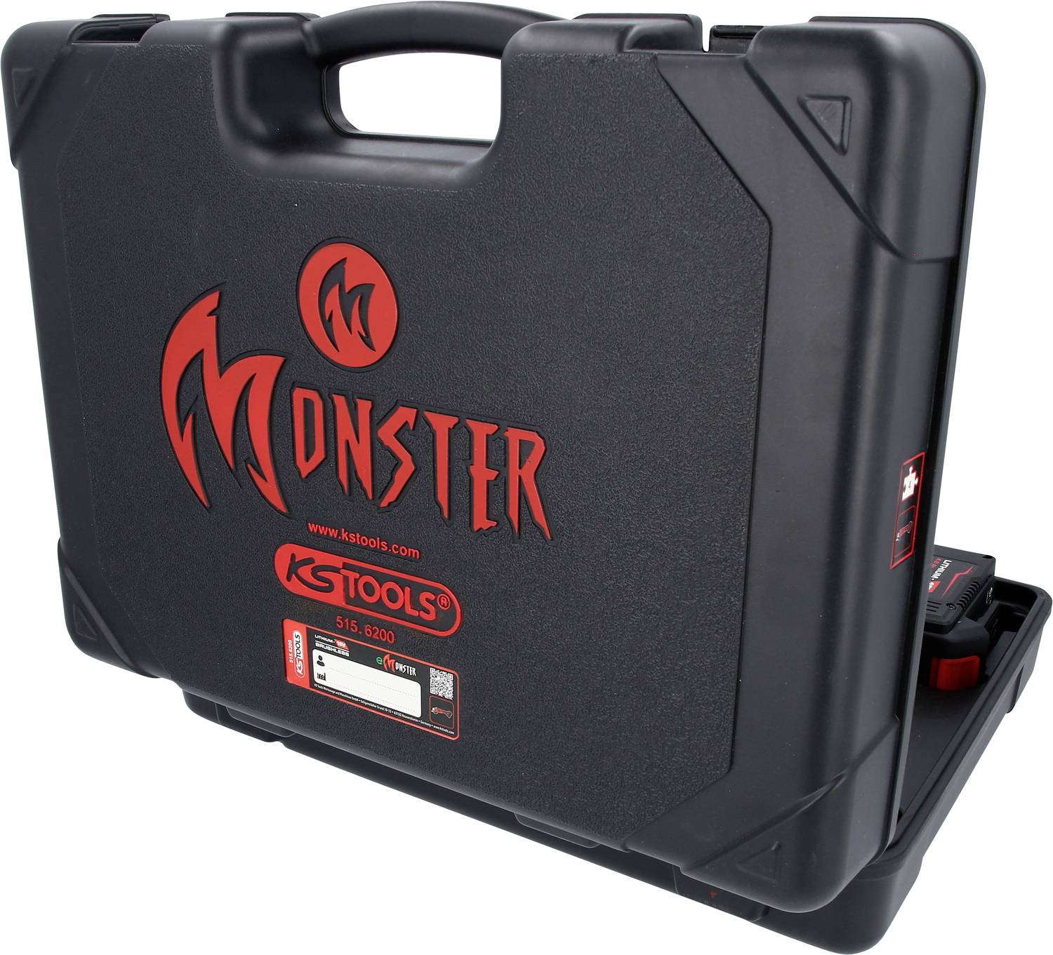 Schwarzer Werkzeugkoffer mit rotem 'Monster'-Logo und 'KS Tools'-Emblem, teilweise geöffnet, zeigt Akkuschrauber-Akku.