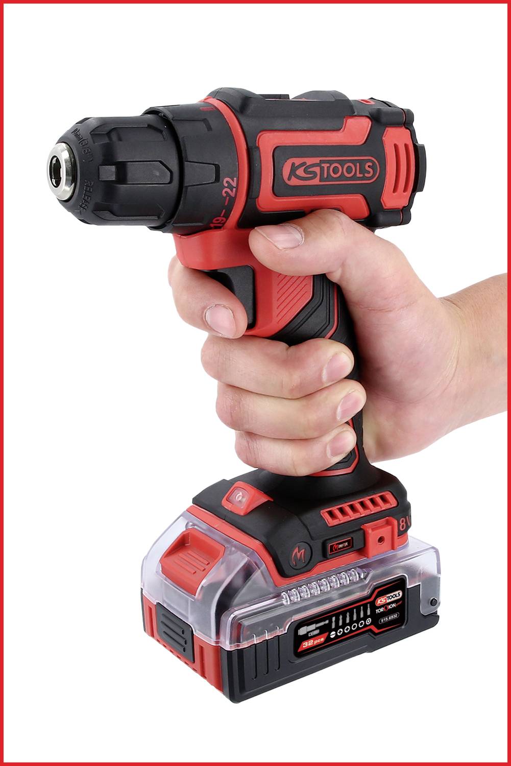Eine Hand hält einen schwarz-roten Akkuschrauber, Marke KS Tools. Der Schrauber hat eine LED-Anzeige und ein aufgestecktes Akku-Pack.