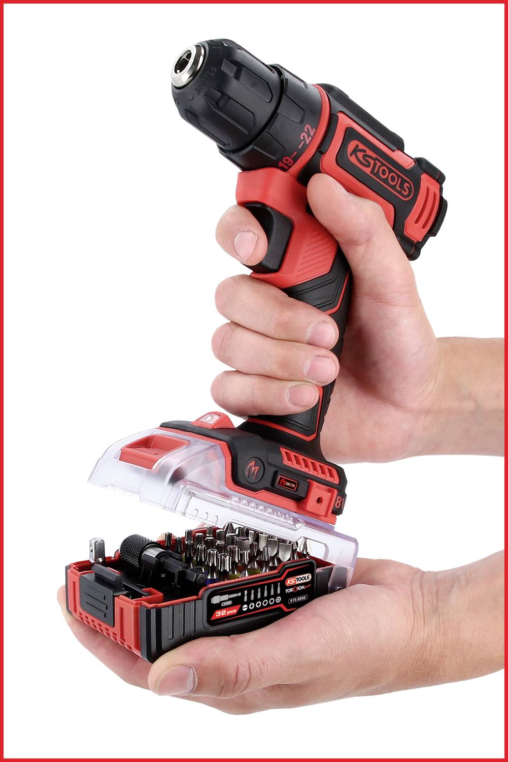 Hand hält eine rote, kabellose Bohrmaschine mit Bitsatz im unteren Fach. Markierung auf der Bohrmaschine: 'KTOOLS'.