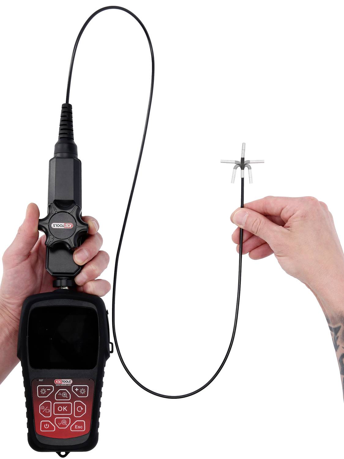 Eine Hand hält ein Inspektionsendoskop mit flexiblem Kabel und Kamera am Ende, bereit zur Untersuchung oder Diagnose technischer Geräte.