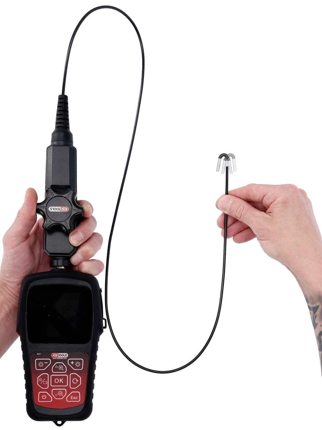 Zwei Hände halten ein Inspektionsgerät mit einem flexiblen Schlauch und Kameraansatz, geeignet für schwer zugängliche Stellen.