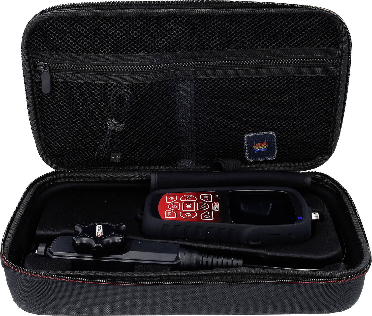 Ein Diagnosegerät mit roten Bedientasten ist in einem schwarzen Etui mit Reißverschluss verstaut. Das Etui hat ein Netzfach oben.