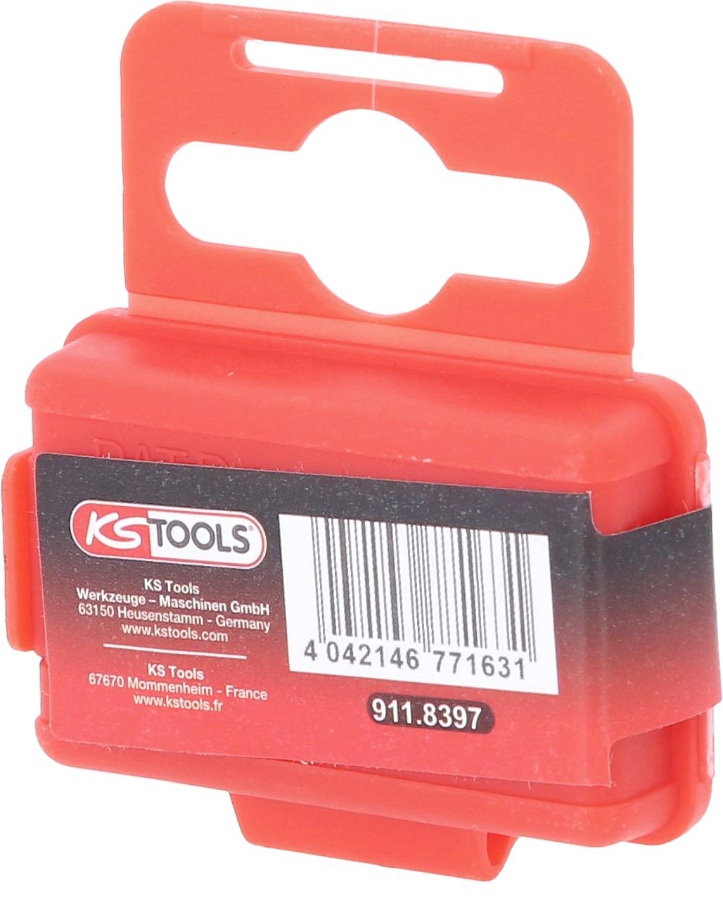 Rotes Kunststoffgehäuse mit schwarzem Etikett und Barcode; Aufschrift 'KS TOOLS'. Enthält Informationen über Werkzeuge und Kontaktadresse.