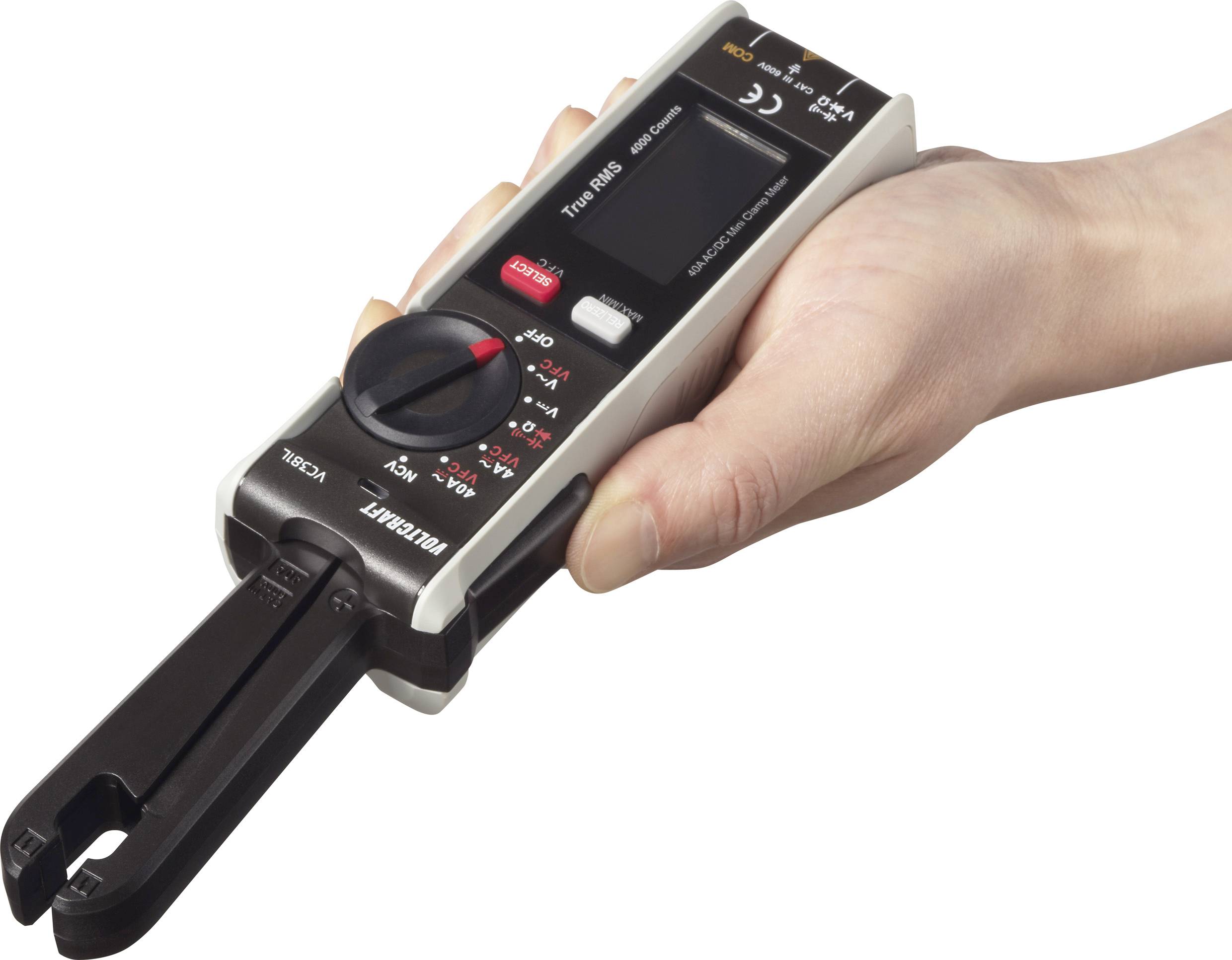 Eine Hand hält ein digitales Multimeter, das auf Spannungseinstellung eingestellt ist. Das Gerät hat ein großes Display und mehrere Einstellmöglichkeiten.