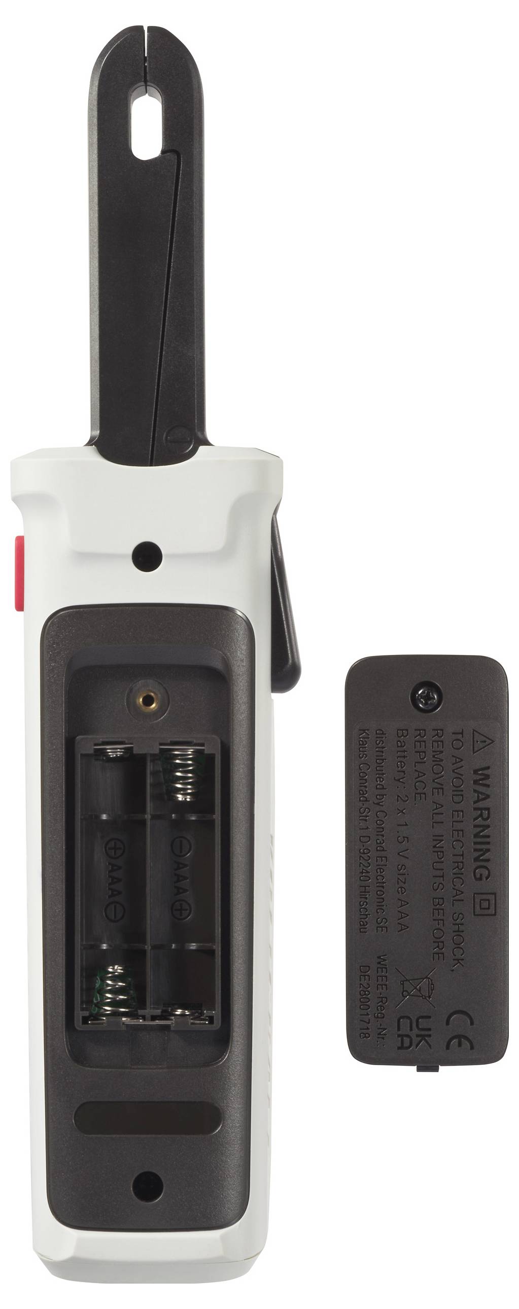 Ein batteriebetriebenes elektronisches Gerät mit offenem Batteriefach, das zwei AA-Batterien aufnimmt. Eine Abdeckung liegt daneben.