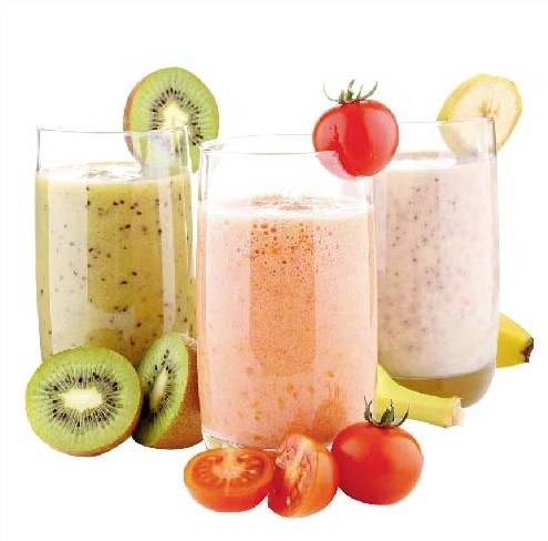 Drei Gläser mit Smoothies, flankiert von Kiwis, Tomaten, und Bananen. Jeder Smoothie hat eine andere Farbe, passend zu den Früchten.