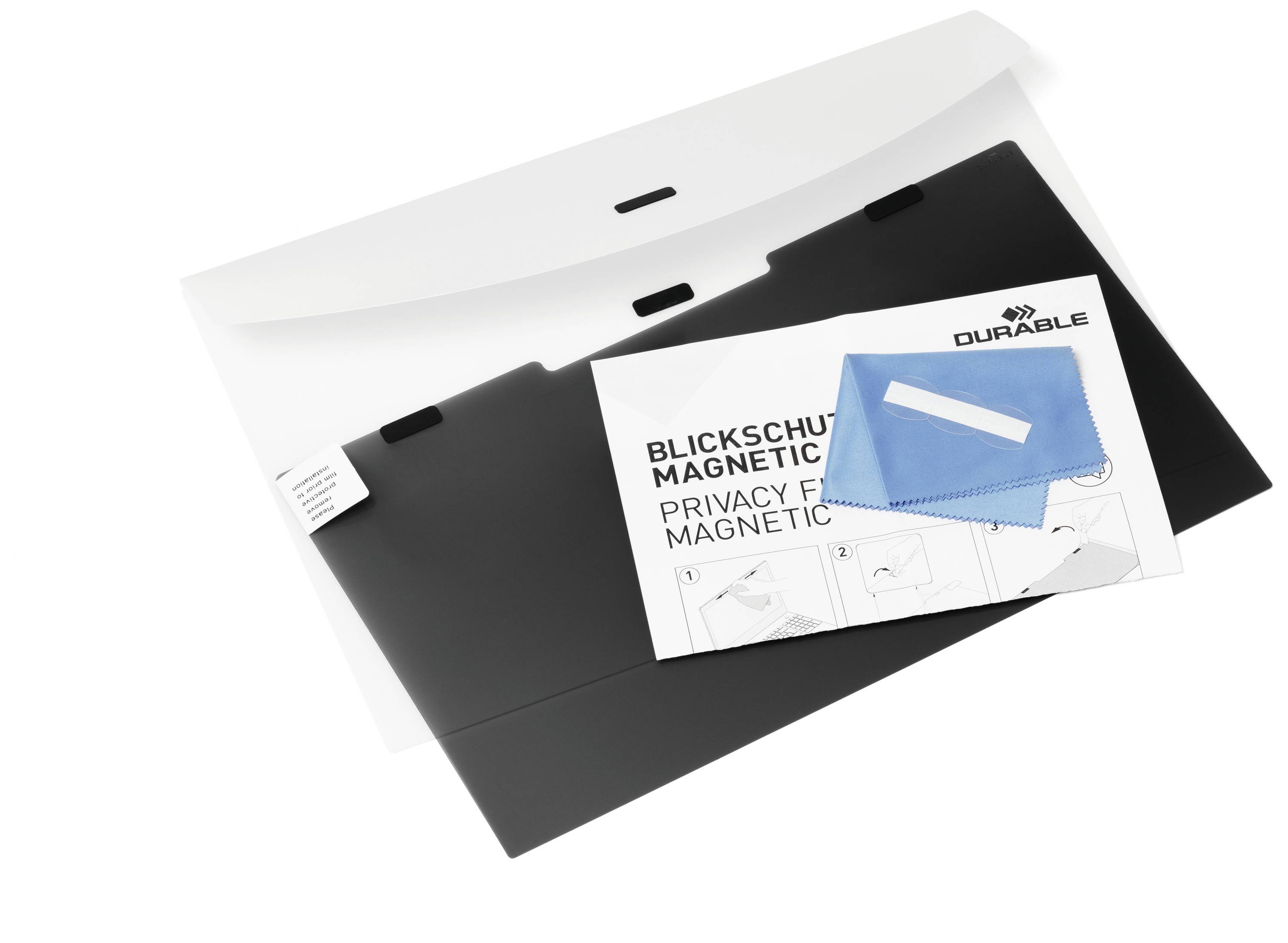 Schwarzer magnetischer Blickschutzfilter auf einer weißen Hintergrundfläche, daneben eine blaue Reinigungstuchhülle und Anleitung.