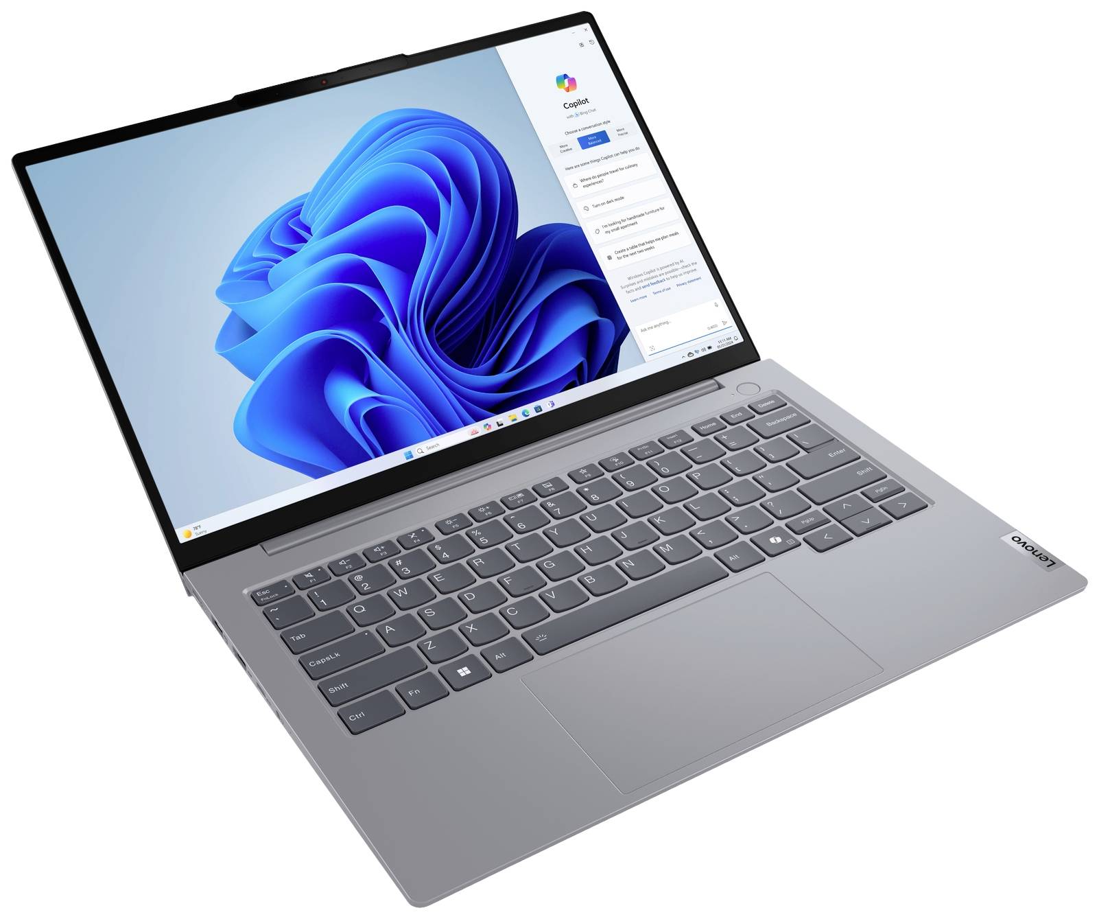 Laptop mit geöffnetem Display, Windows-Betriebssystem ist sichtbar. Tastatur und Touchpad gut erkennbar, silbernes Gehäuse.