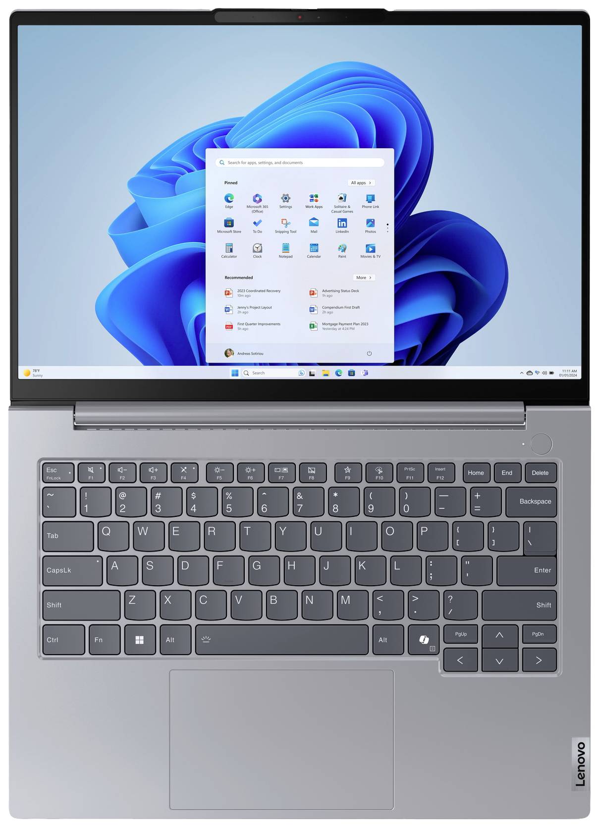 Ein Laptop mit grauem Gehäuse und Windows-Startbildschirm. Die Tastatur ist gut sichtbar.